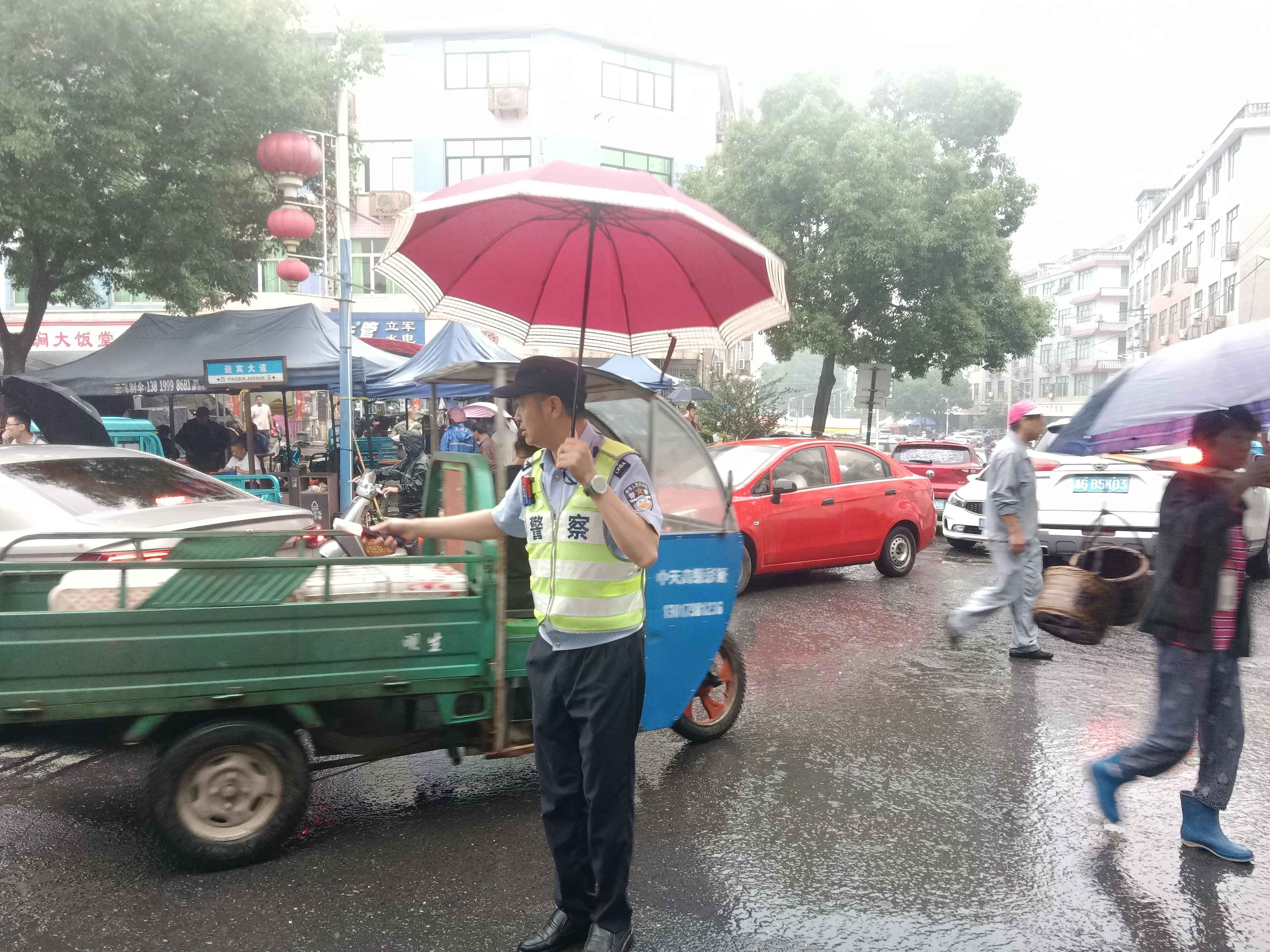 路口维持交通秩序1.jpg 路口维持交通秩序1.jpg