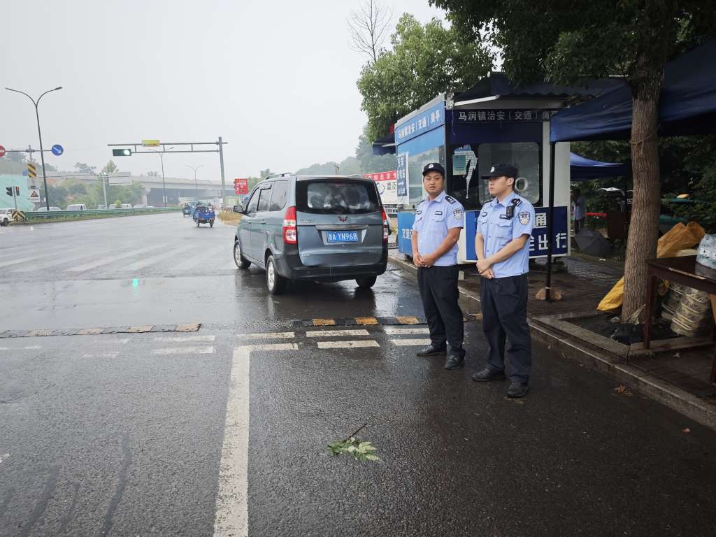 路口维持交通秩序3.jpg 路口维持交通秩序3.jpg