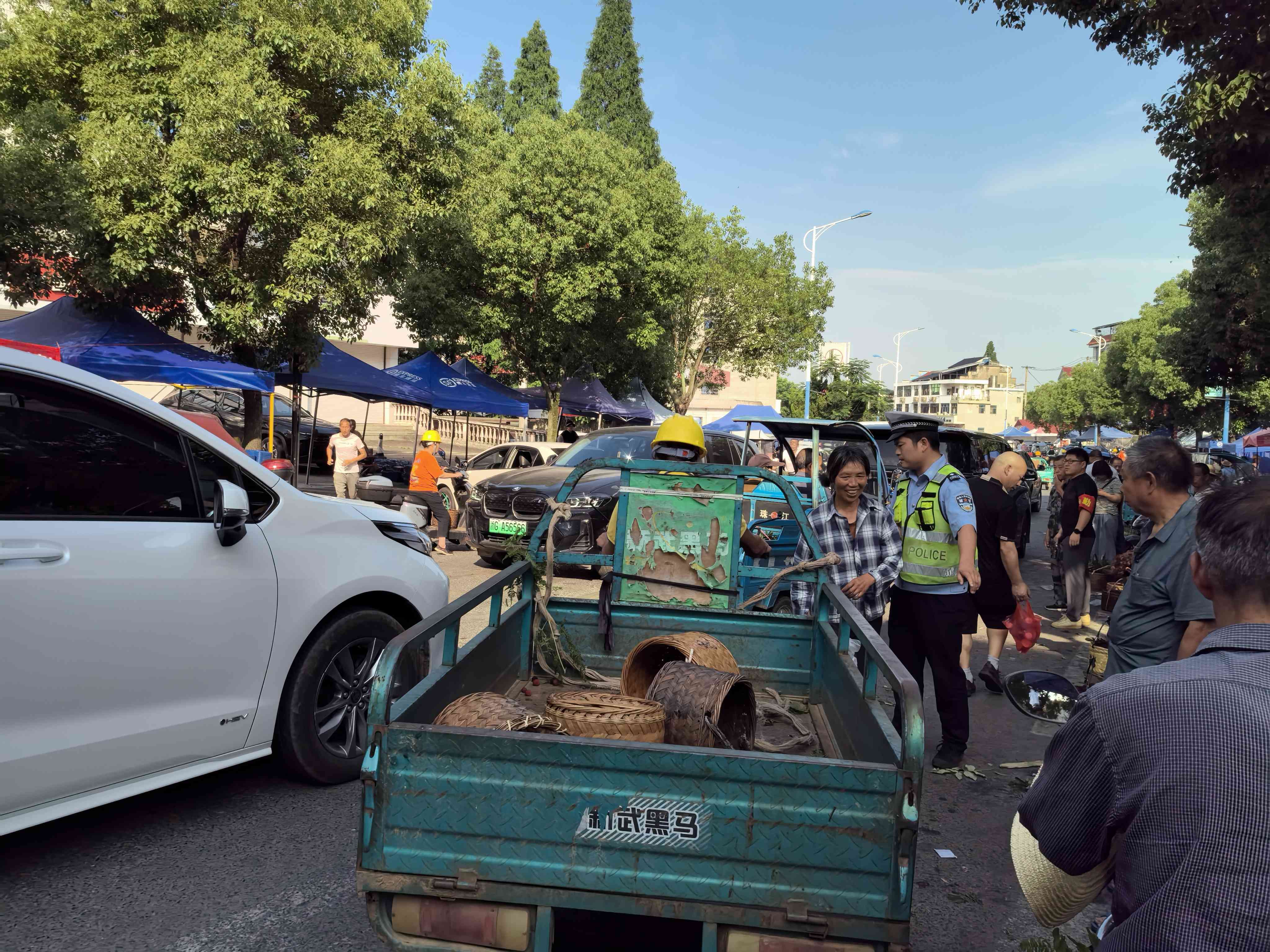 路口维持交通秩序2.jpg 路口维持交通秩序2.jpg