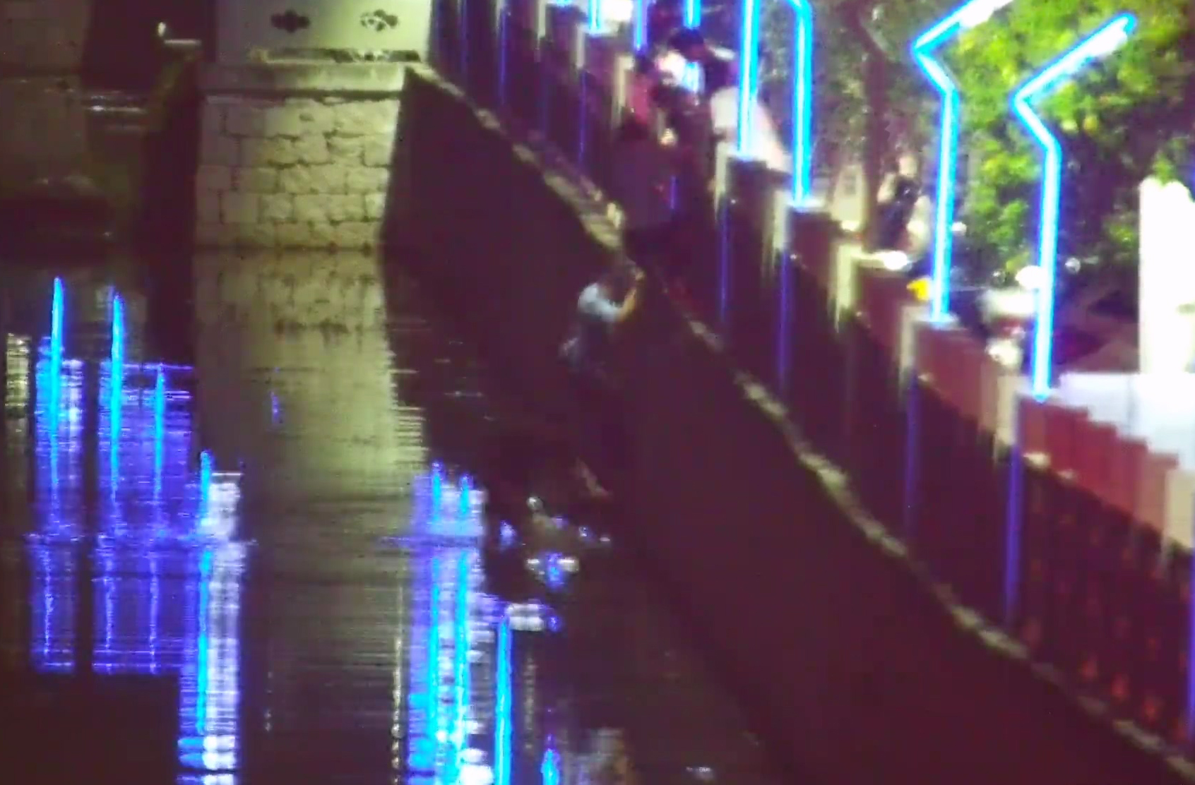 1吴士奎跳河救人.jpg 1吴士奎跳河救人.jpg