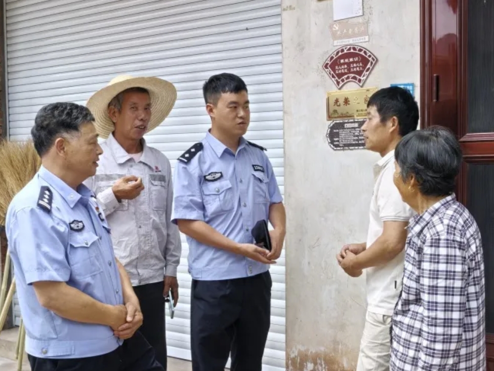 图1-民警深入辖区开展宣传.jpg 图1-民警深入辖区开展宣传.jpg
