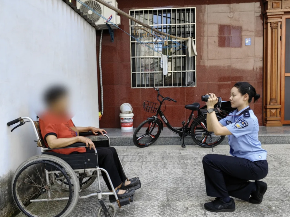 图4-民警上门办证.jpg 图4-民警上门办证.jpg
