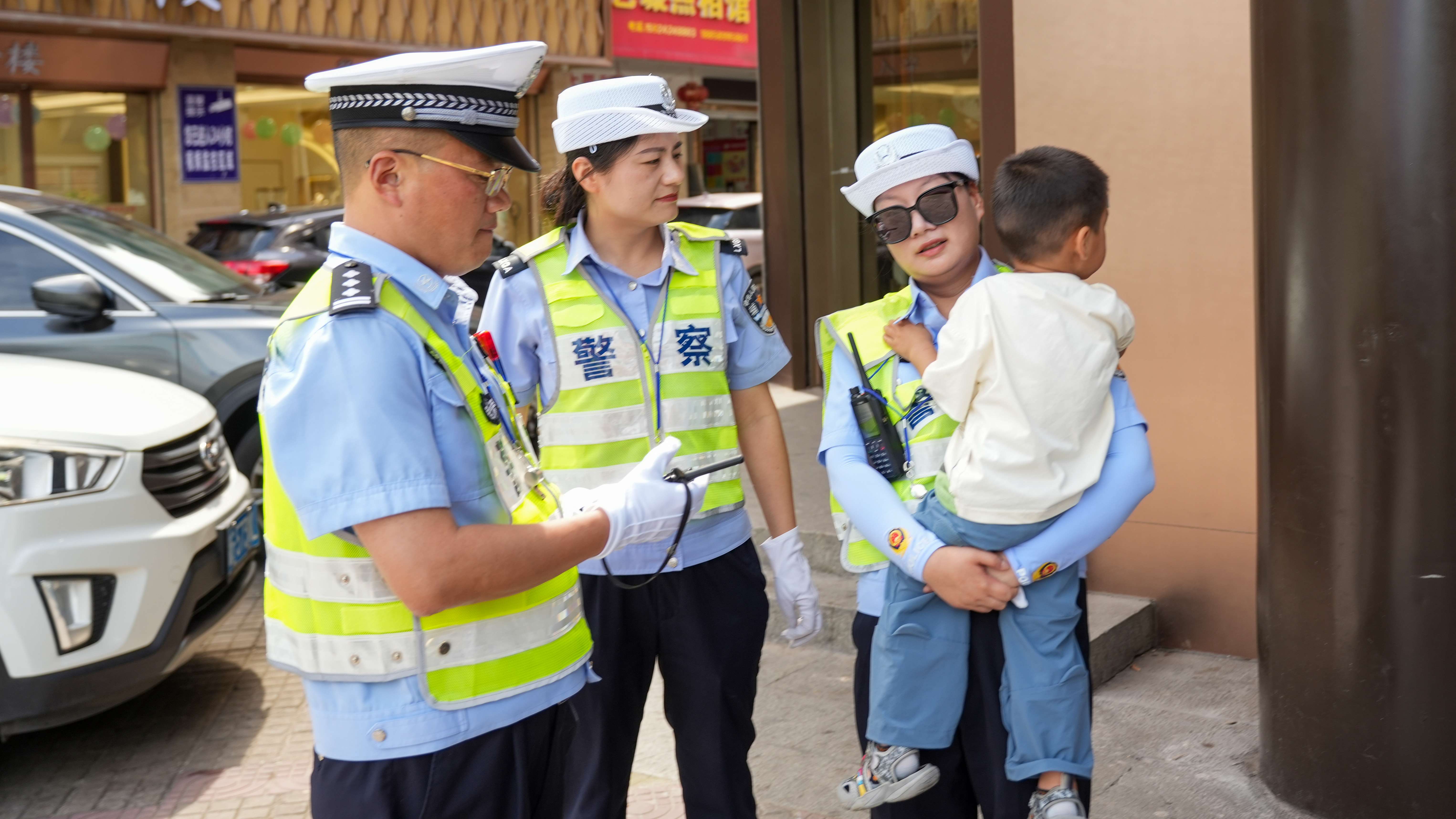 浙江兰溪街头萌娃迷路飙英文 警民暖心寻亲