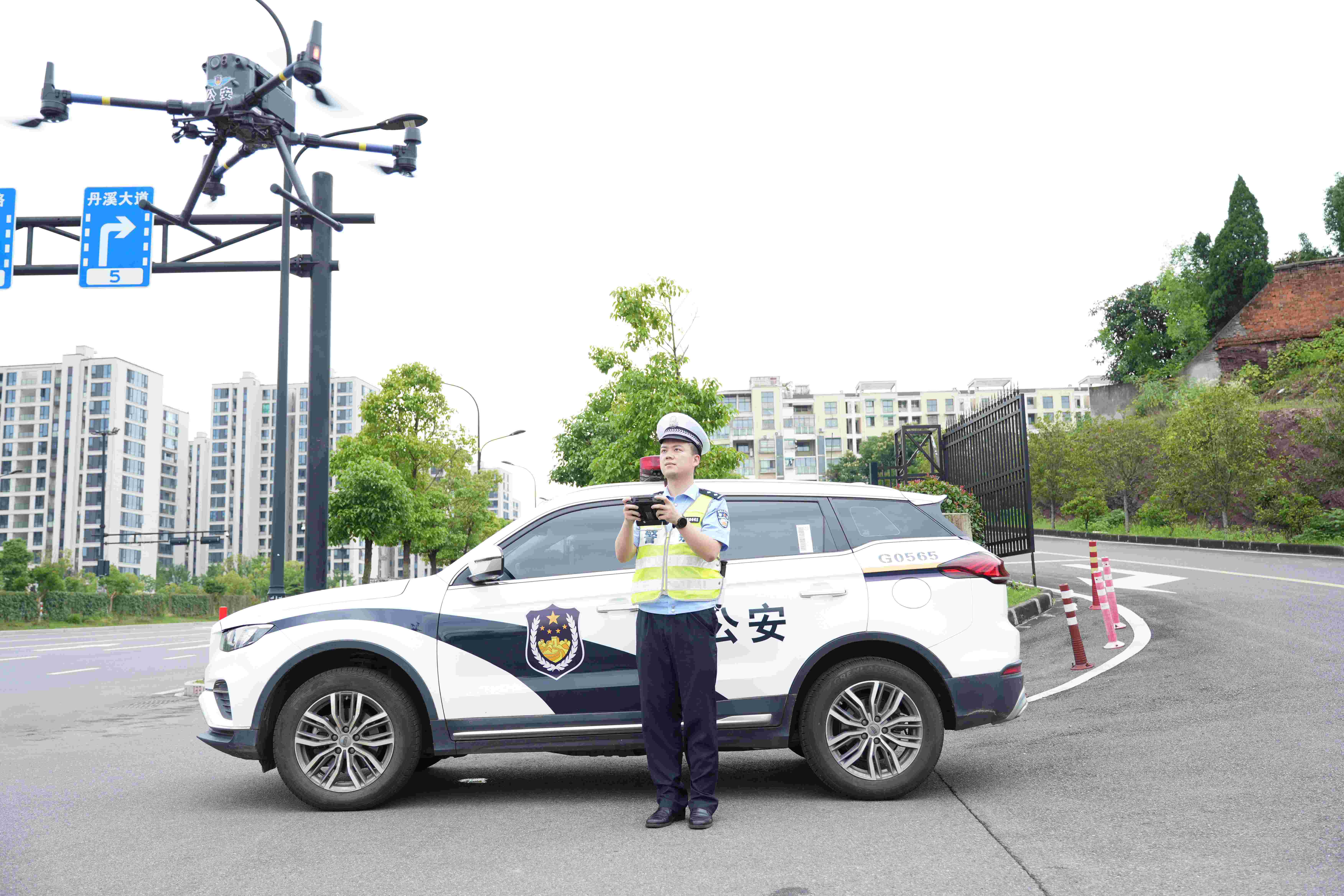 图为兰溪交警操控无人机及时处置轻微车损交通事故。.jpg 图为兰溪交警操控无人机及时处置轻微车损交通事故。.jpg