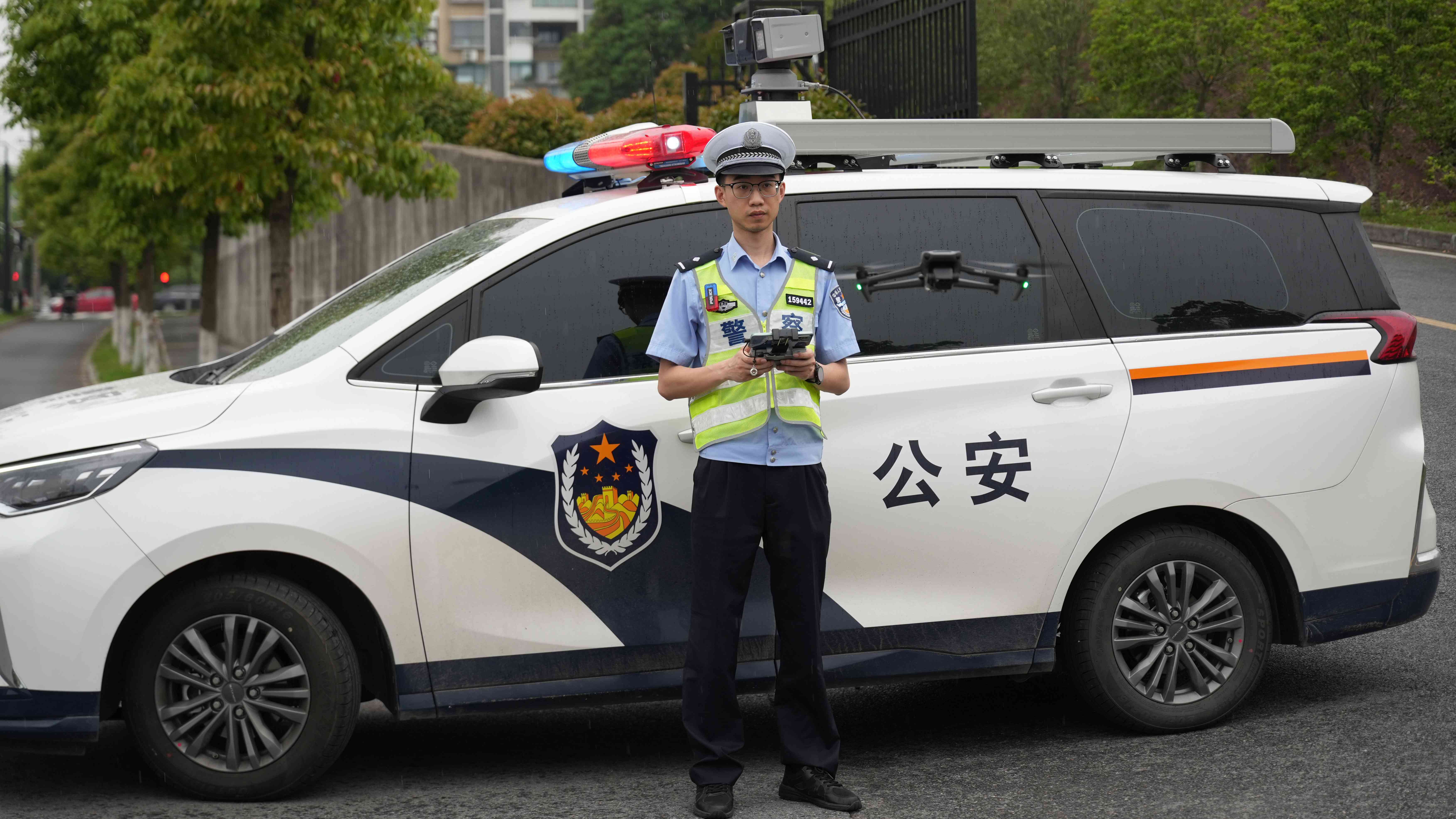 图兰溪交警操控无人机实时观察易拥堵路段车流情况，通过喊话提醒及时处置轻微车损交通事故。.JPG