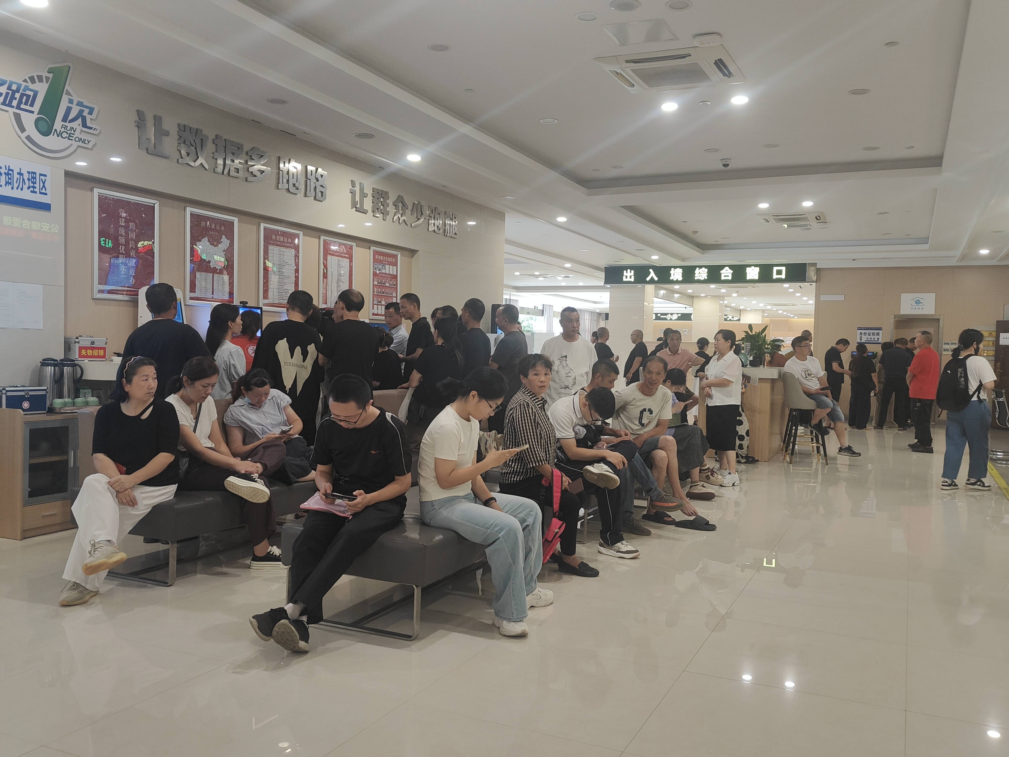 浙江龙泉公安户籍窗口：接待量暴增3倍，暑期办证高峰已至