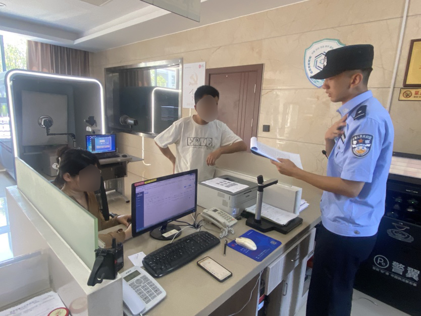 民警郭志成接待朱女士.jpg 民警郭志成接待朱女士.jpg