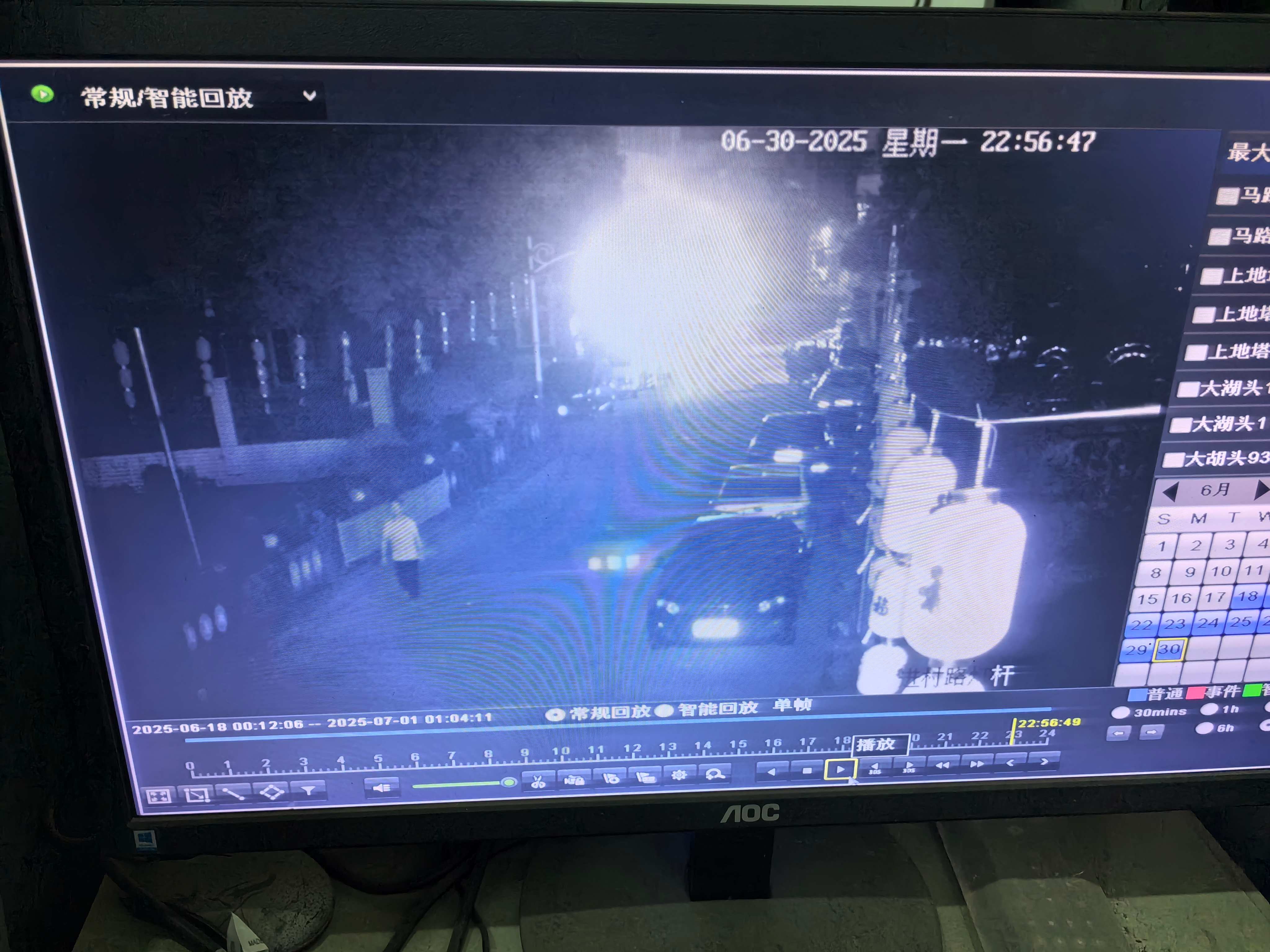 老人在路边行走.jpg 老人在路边行走.jpg