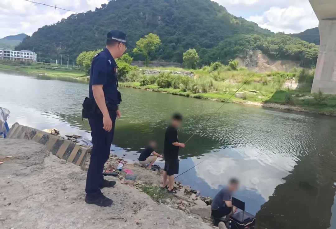 这个夏天浙江平阳公安把“防溺哨”吹到每个水域边