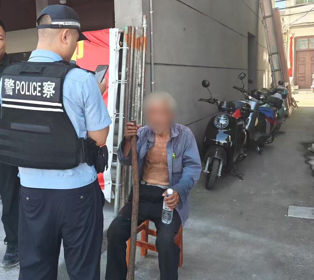 浙江永康：八旬老人迷路 警民温情救助