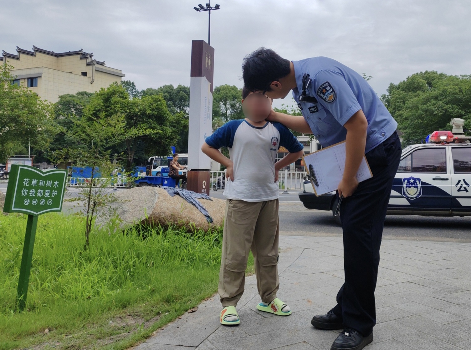 图2-民警安抚男孩.jpg 图2-民警安抚男孩.jpg