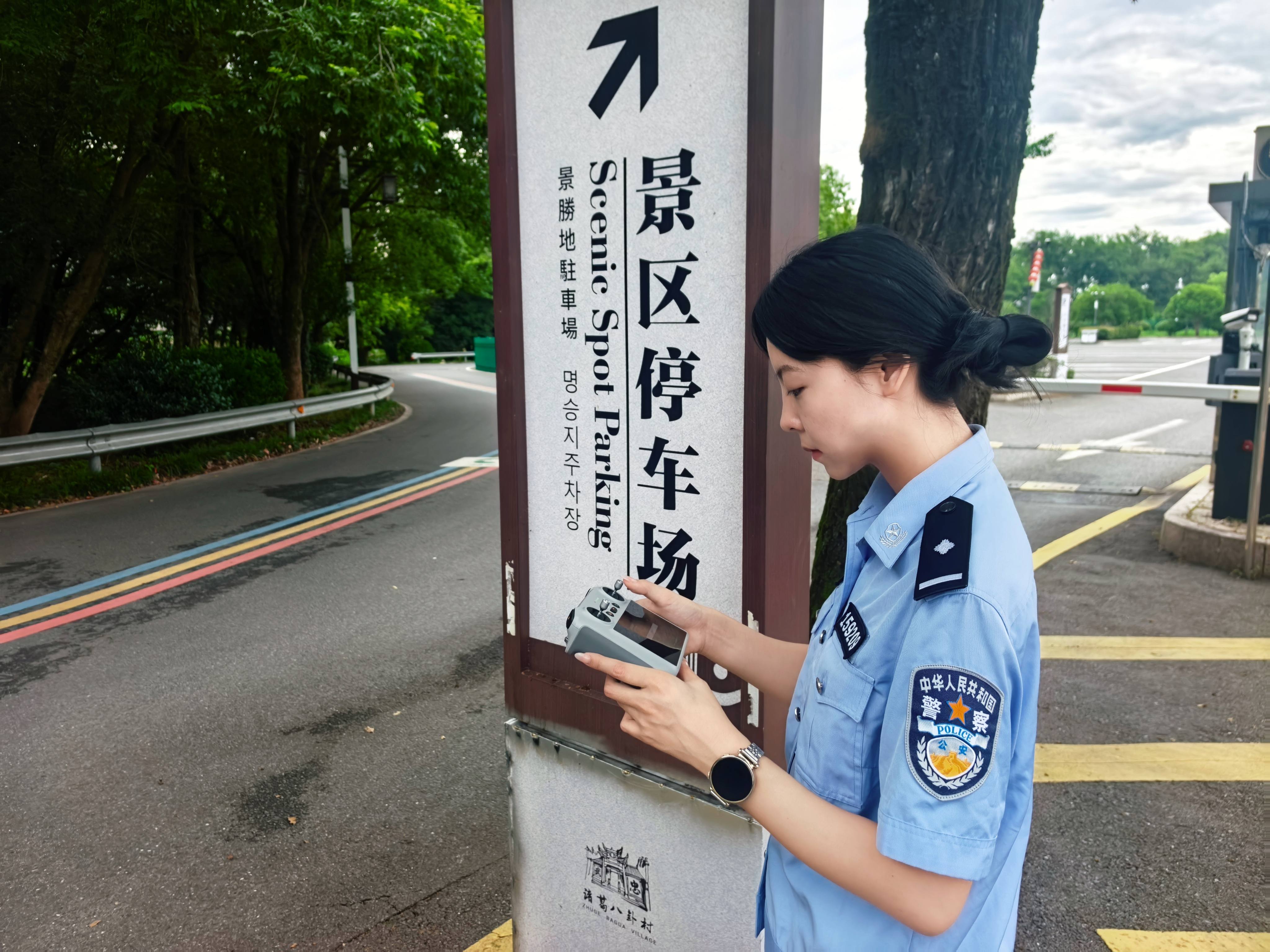 图1-章静纯用无人机展开搜寻.jpg 图1-章静纯用无人机展开搜寻.jpg