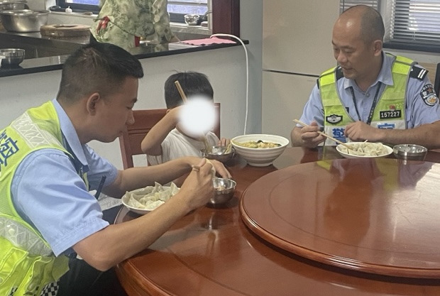 浙江永康：交警偶遇找娘亲的小哪吒