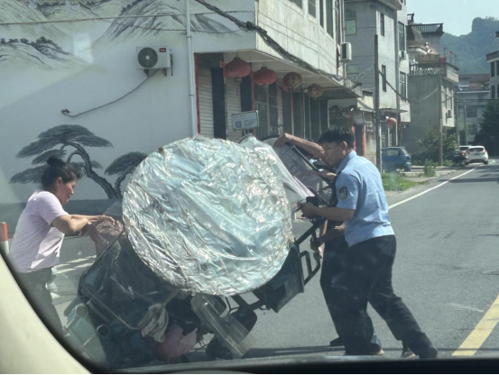 烈日下的紧急奔赴！浙江永康辅警为摔倒老人撑起“安全伞”
