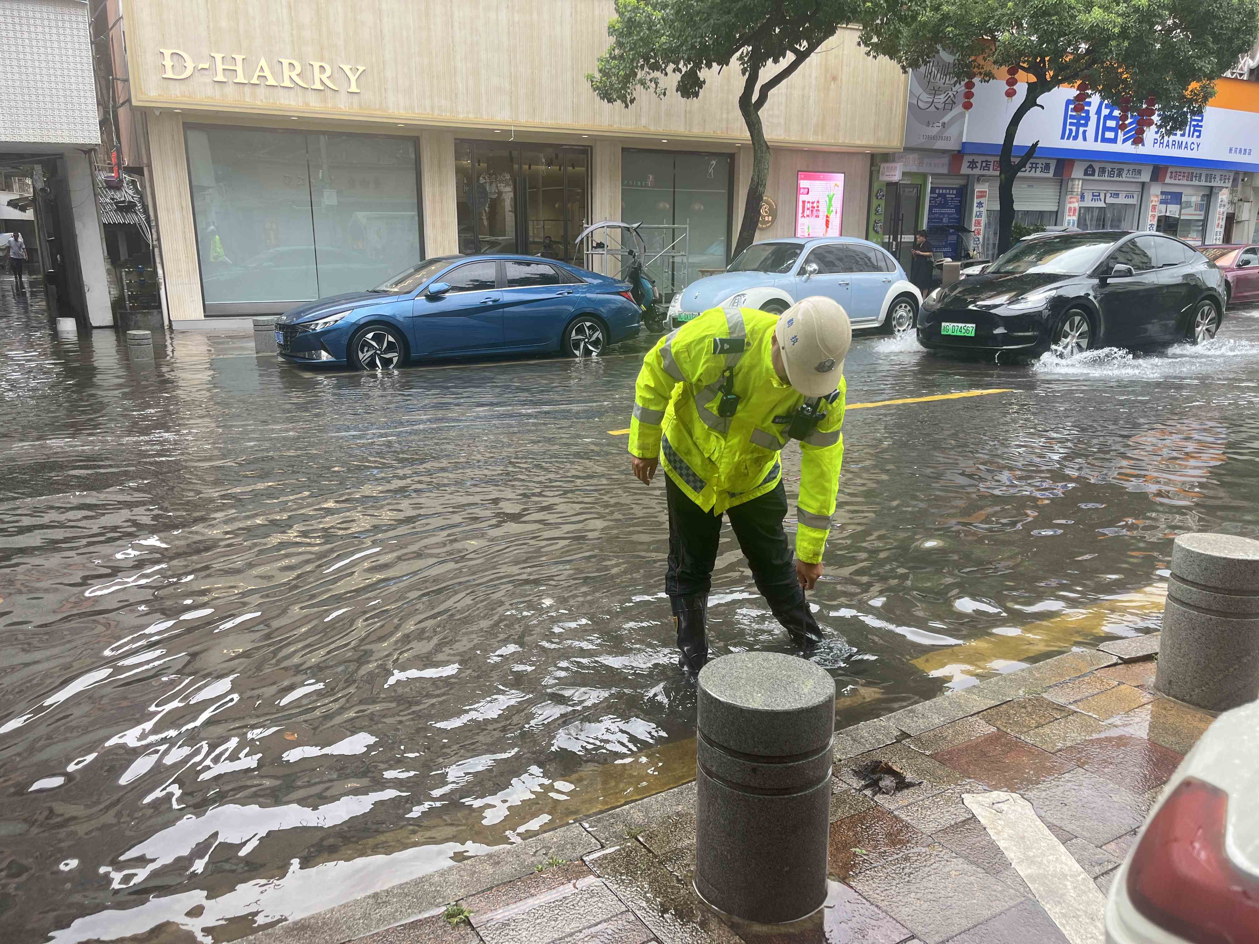 浙江平阳：台风影响还未结束 他们逆着风雨奔赴