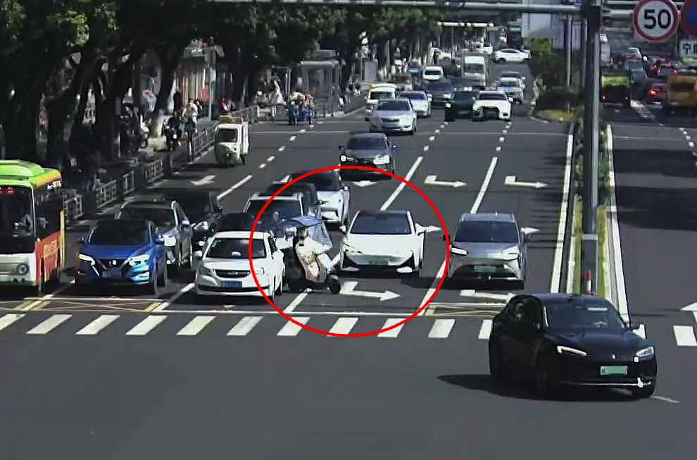 事故现场 (2).jpg 事故现场 (2).jpg