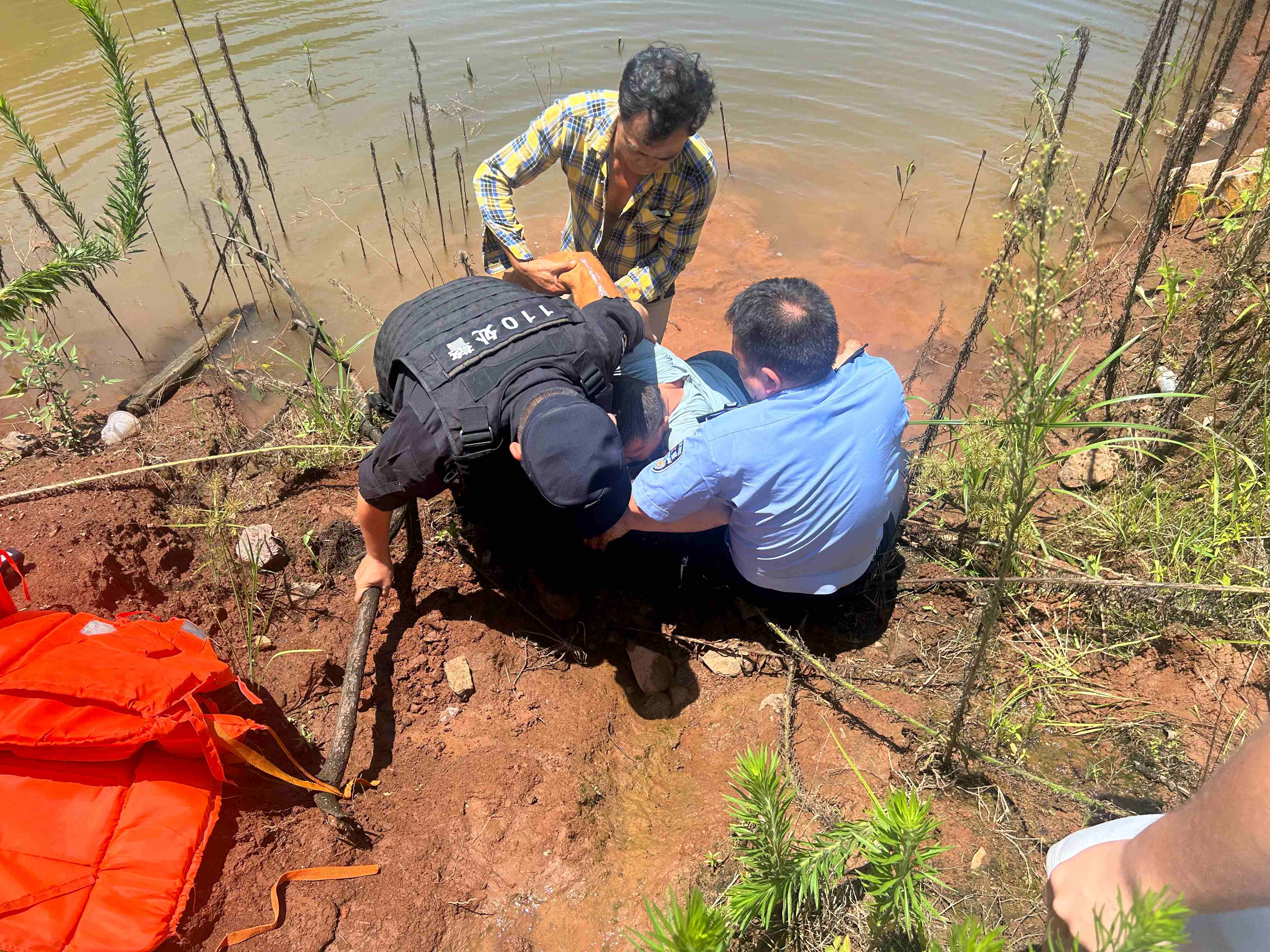 民警黄挺救援现场.jpg 民警黄挺救援现场.jpg