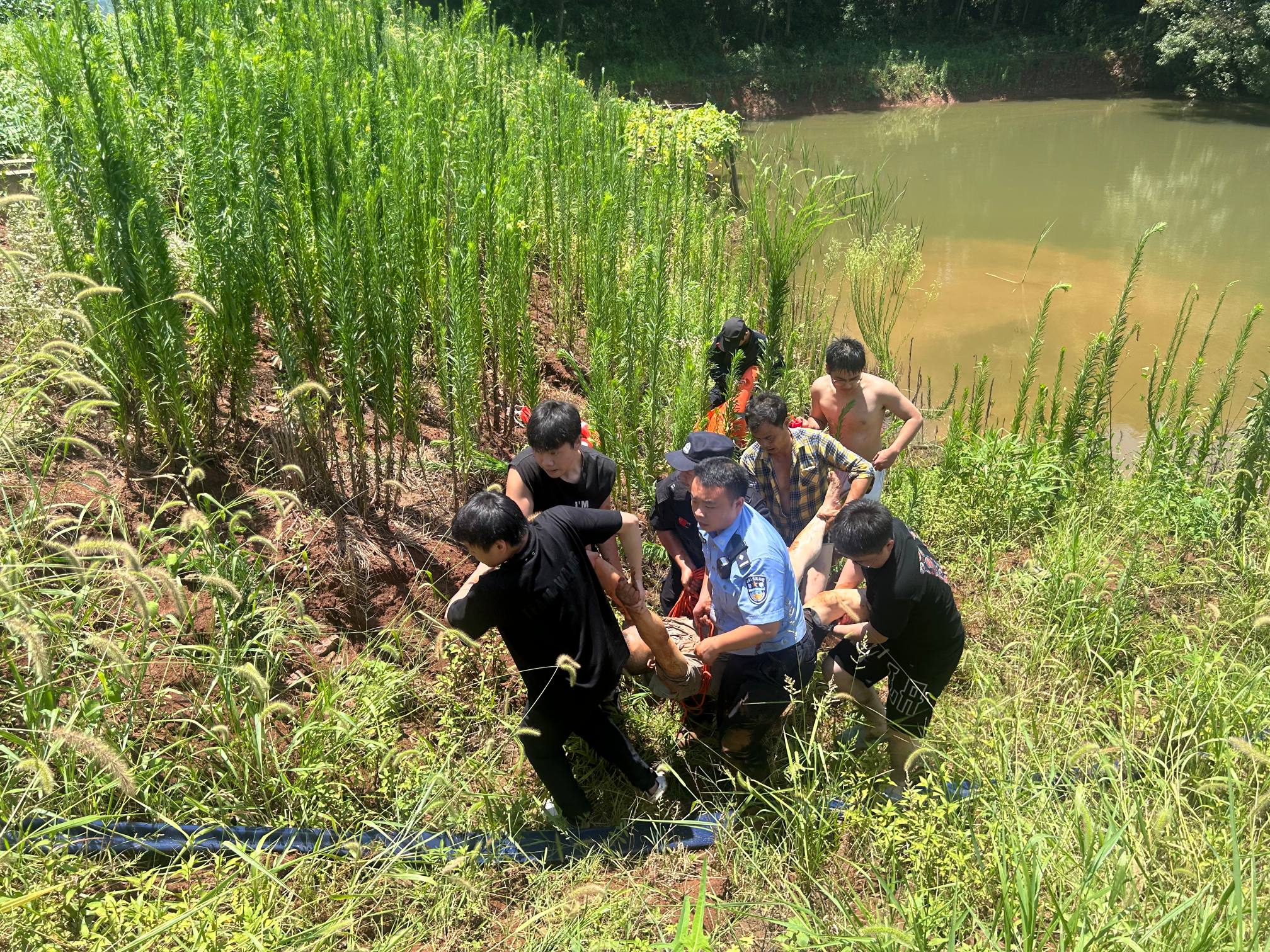 众人合力将落水男子抬上岸.jpg 众人合力将落水男子抬上岸.jpg