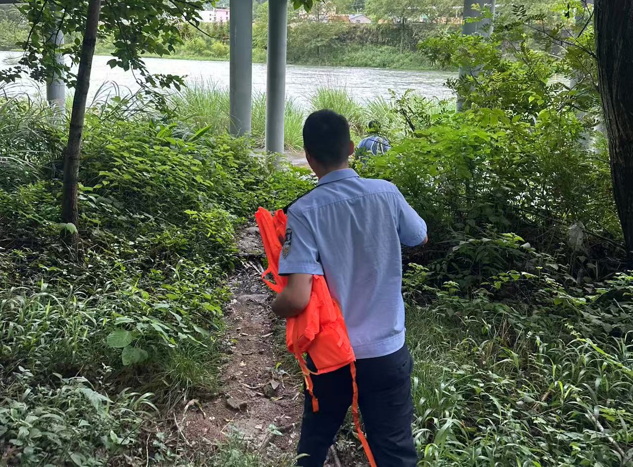 浙江景宁：男子被困河道中央 警民联手全力施救