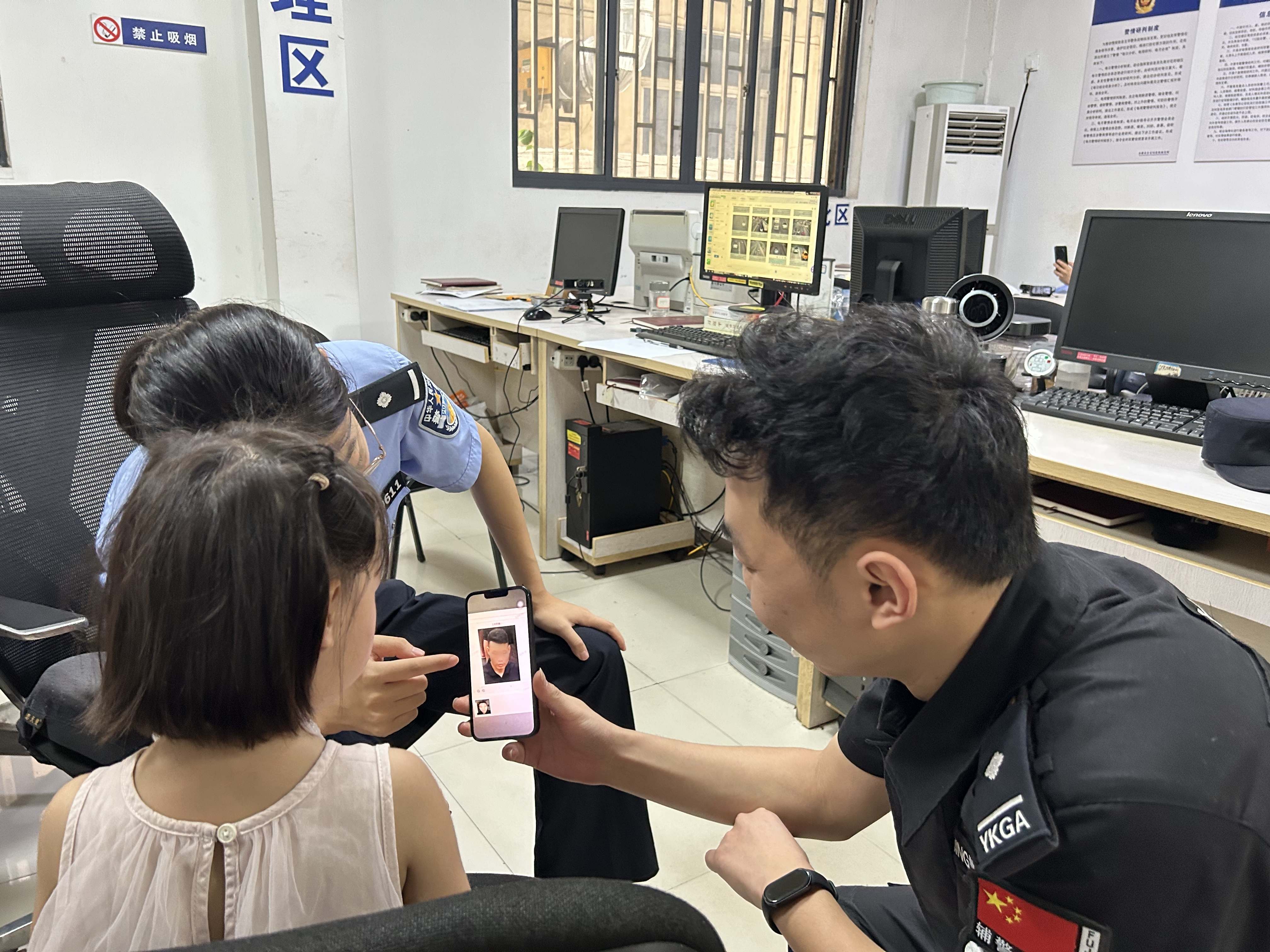 民警给小女孩辨认父亲照片.jpg 民警给小女孩辨认父亲照片.jpg