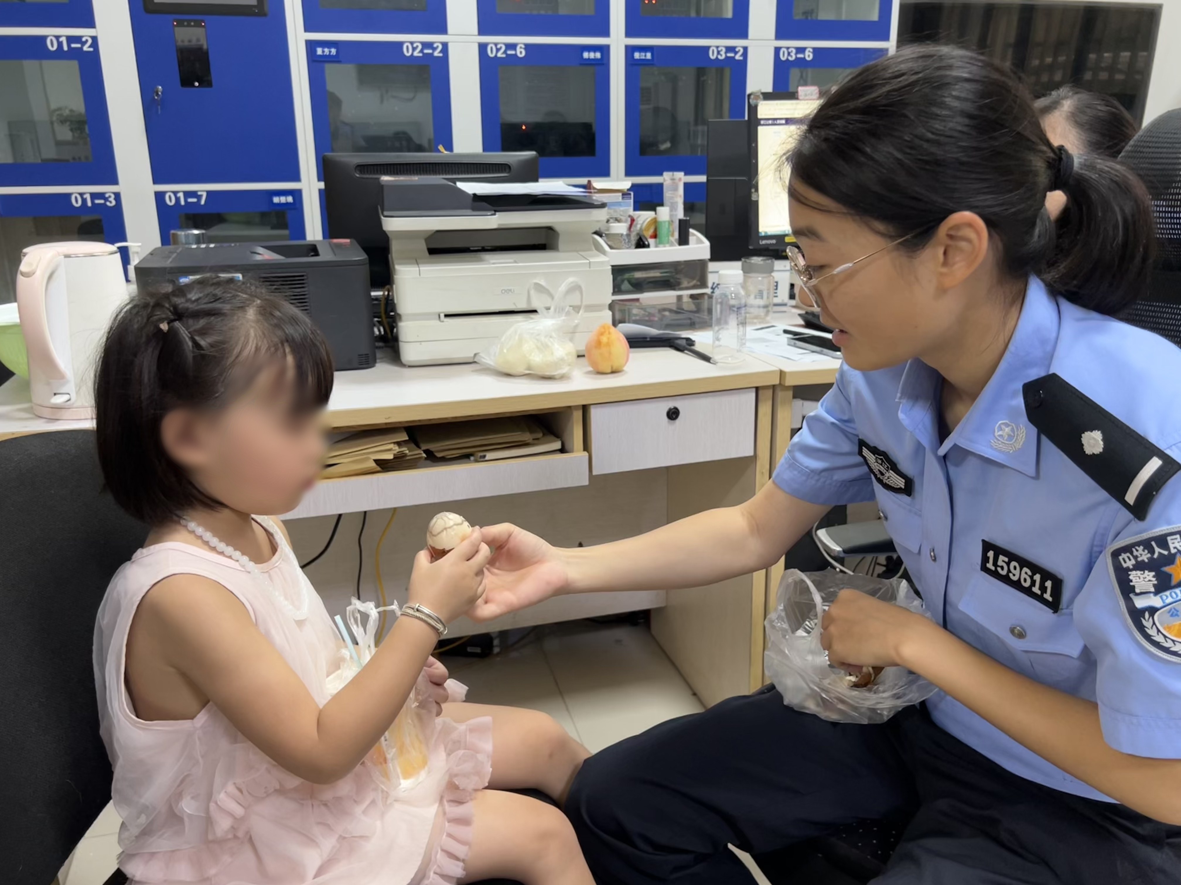 民警苏瑾给小女孩细心剥好鸡蛋.jpg 民警苏瑾给小女孩细心剥好鸡蛋.jpg