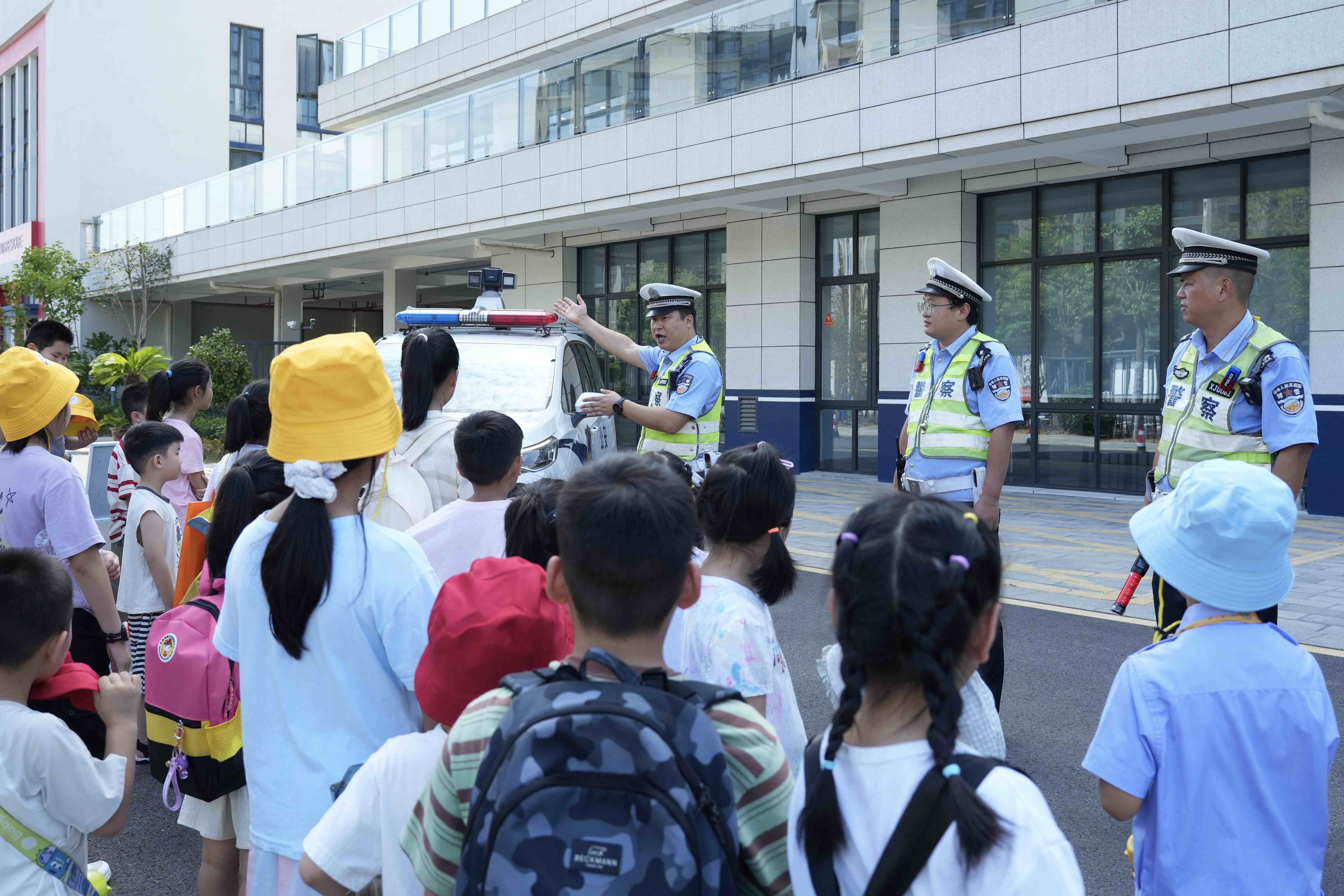 图为兰溪交警带领上华街道的学生群体参观警营.jpg 图为兰溪交警带领上华街道的学生群体参观警营.jpg