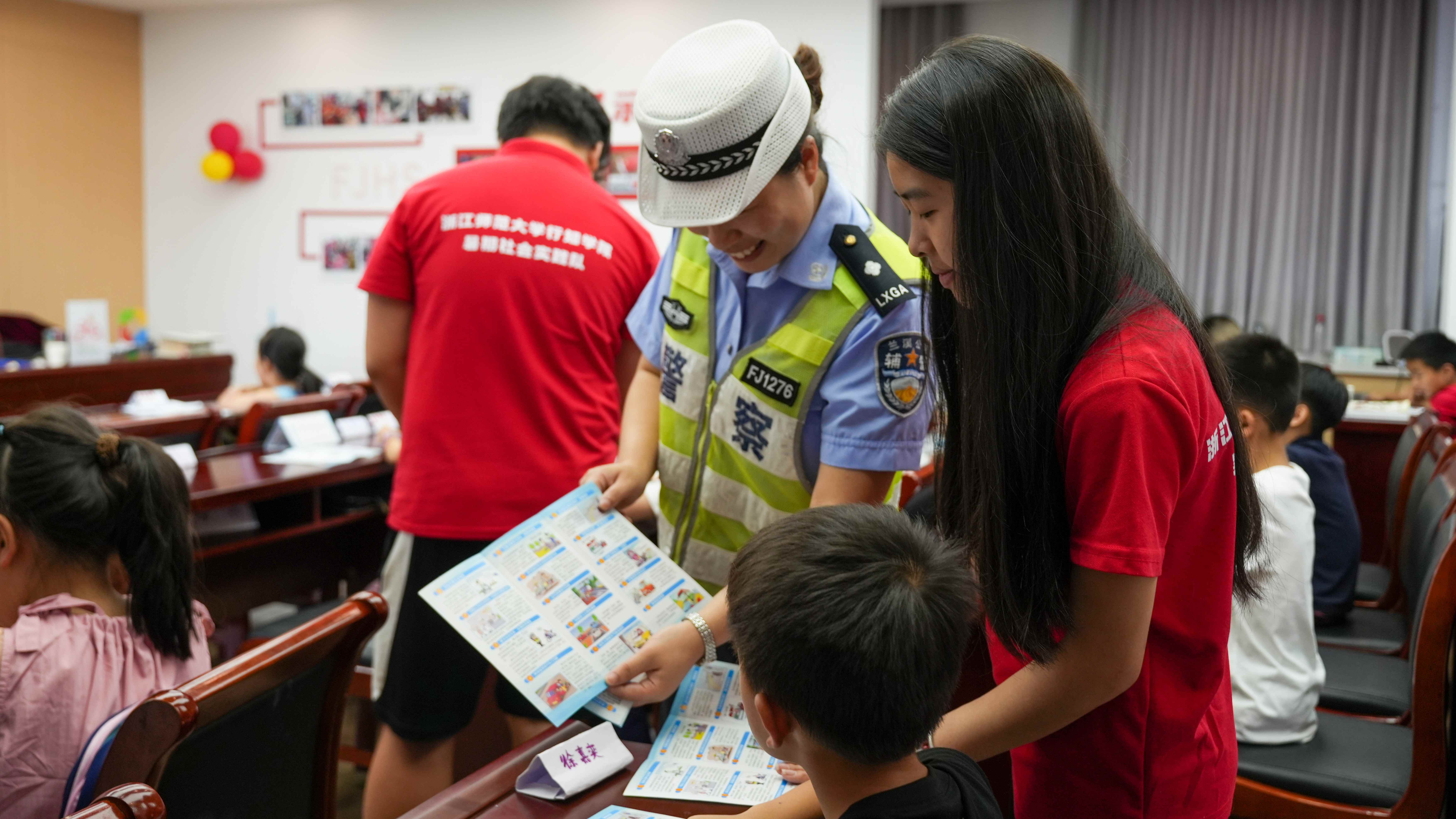 图兰溪交警和社区暑期夏令营的学生们面对面讲解交通安全知识。.JPG