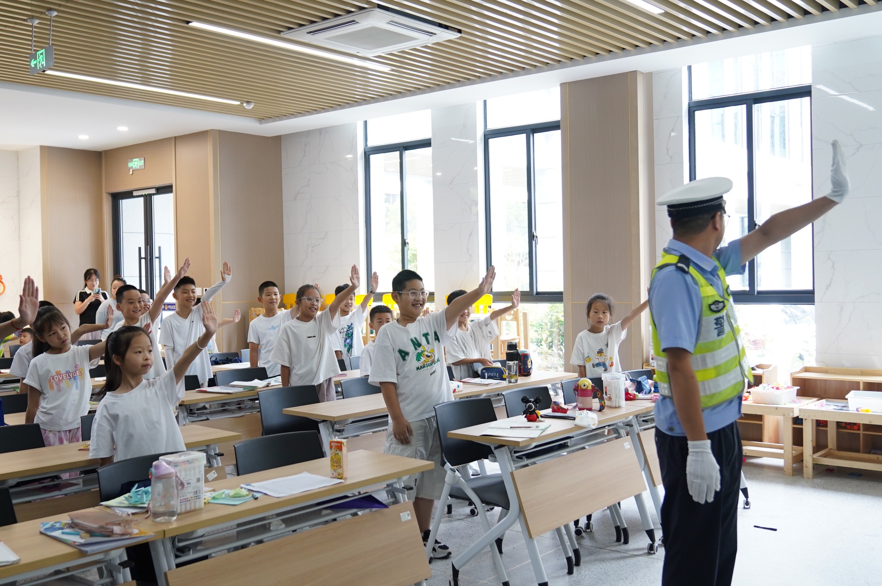 浙江景宁：“小交警”上路记