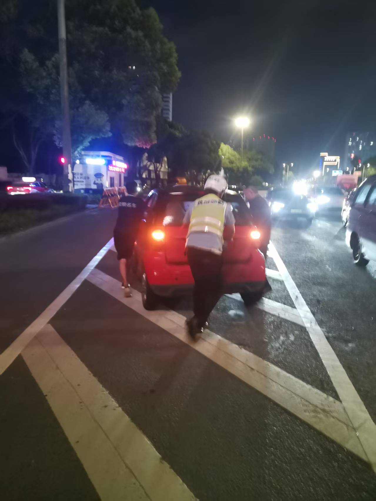 浙江永嘉：车辆抛锚被弃路面上 交警深夜推车排险情