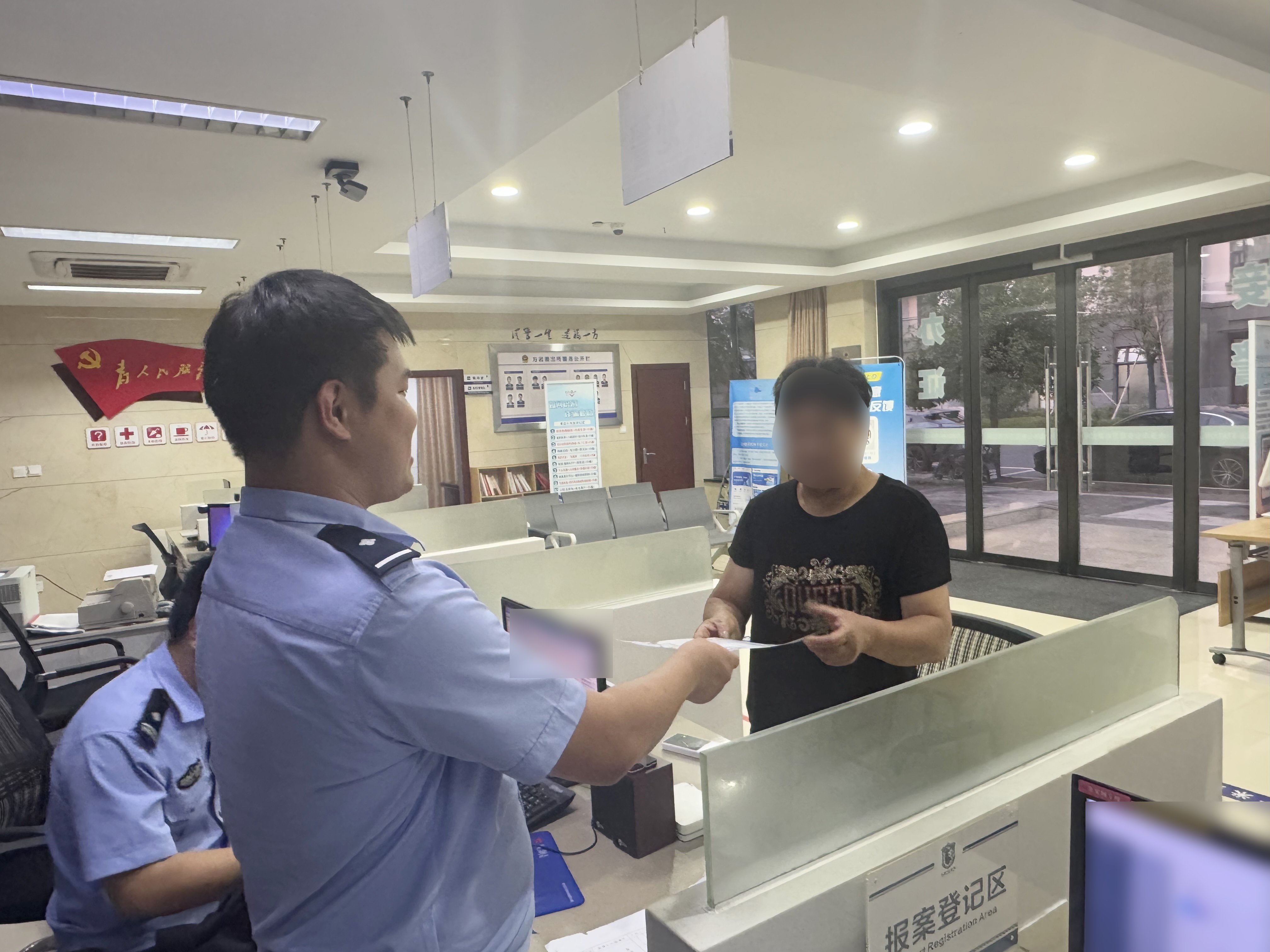 民警应成对凌女士开展反诈宣传.JPG