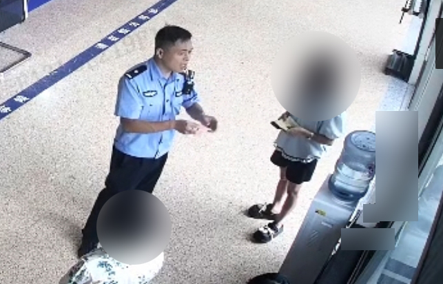 图3-民警第二次劝阻.jpg 图3-民警第二次劝阻.jpg