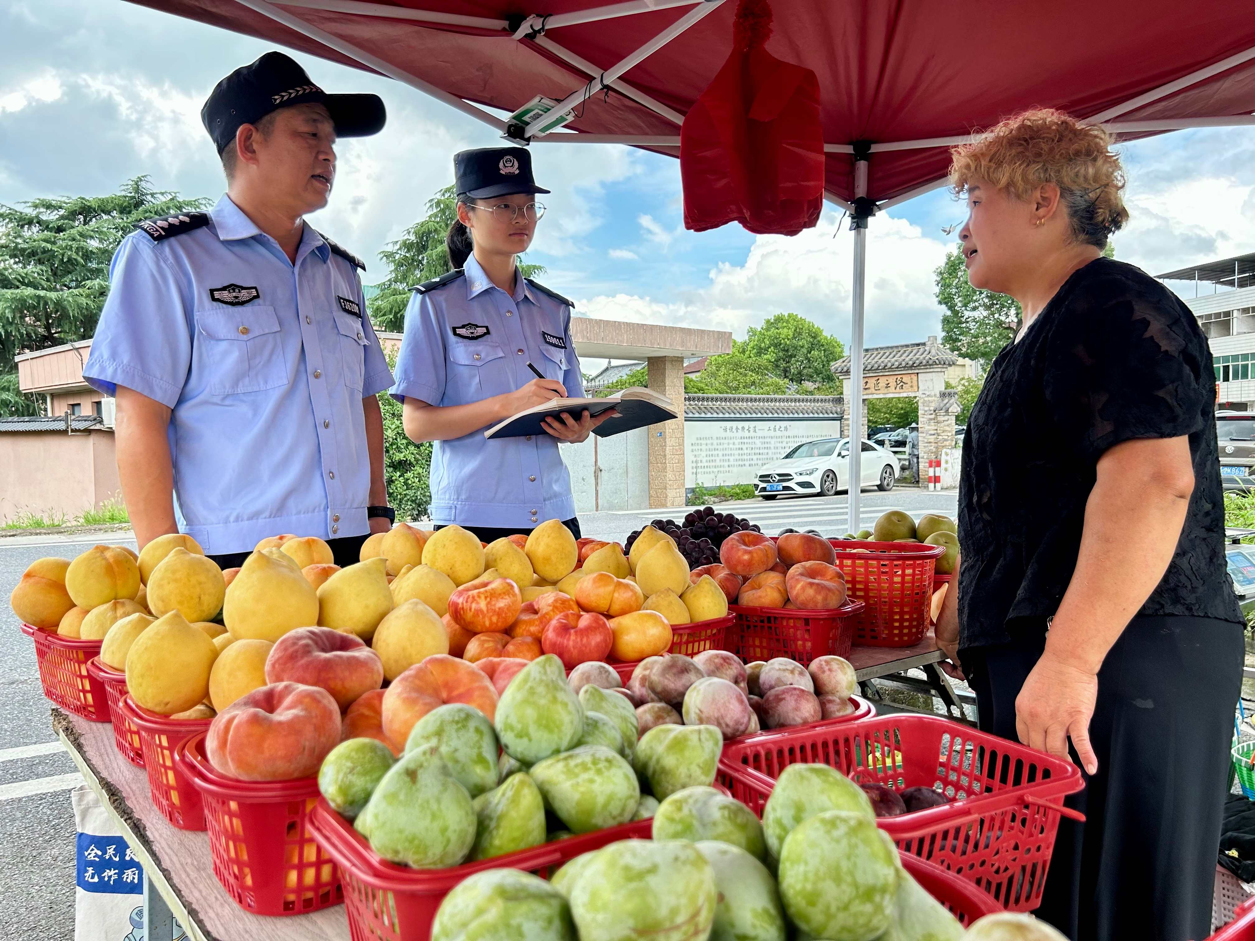 民警带队走访果农.jpg 民警带队走访果农.jpg
