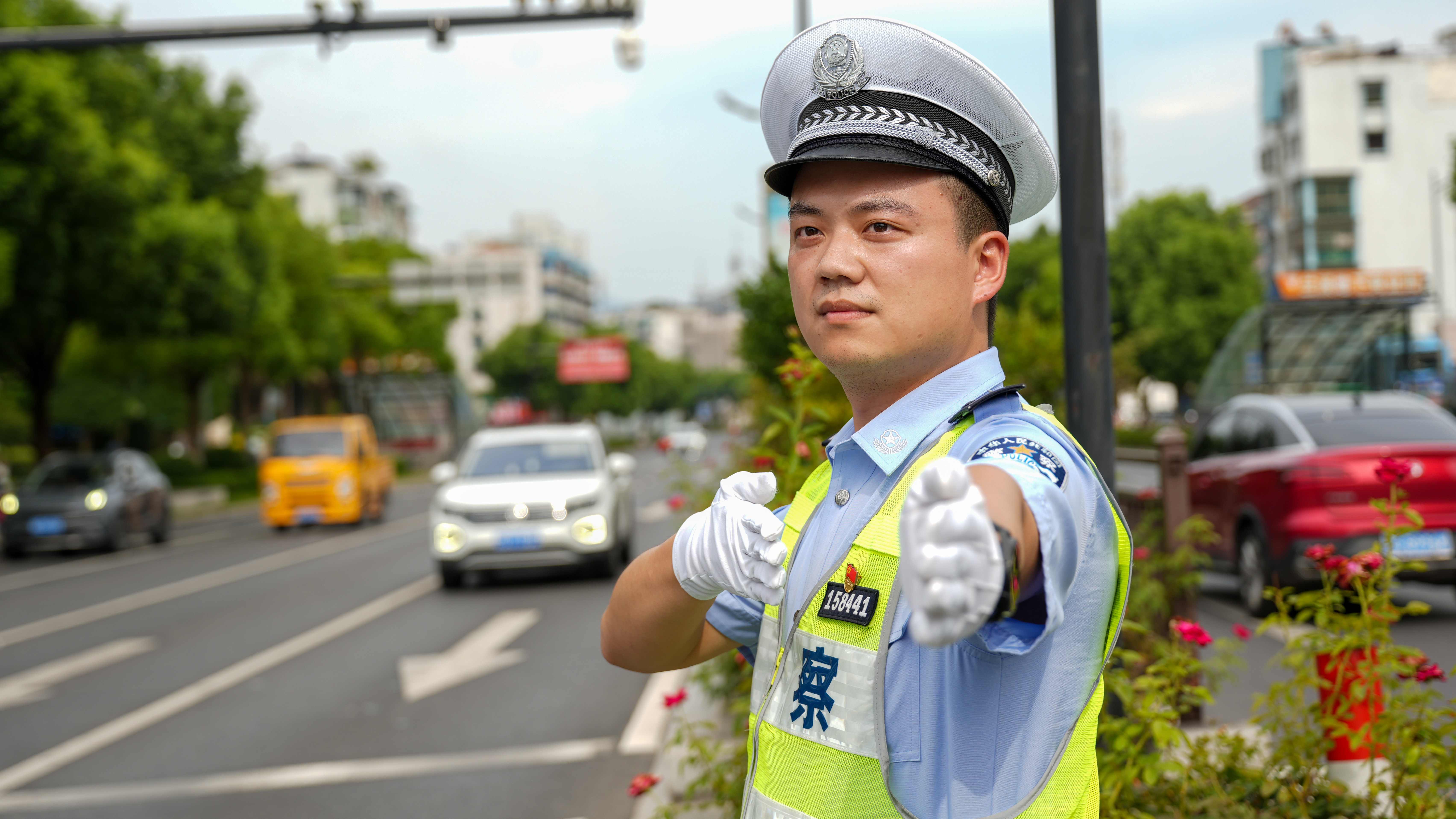 浙江兰溪交警：不惧高温“烤”验 用坚守与汗水守护路畅人安