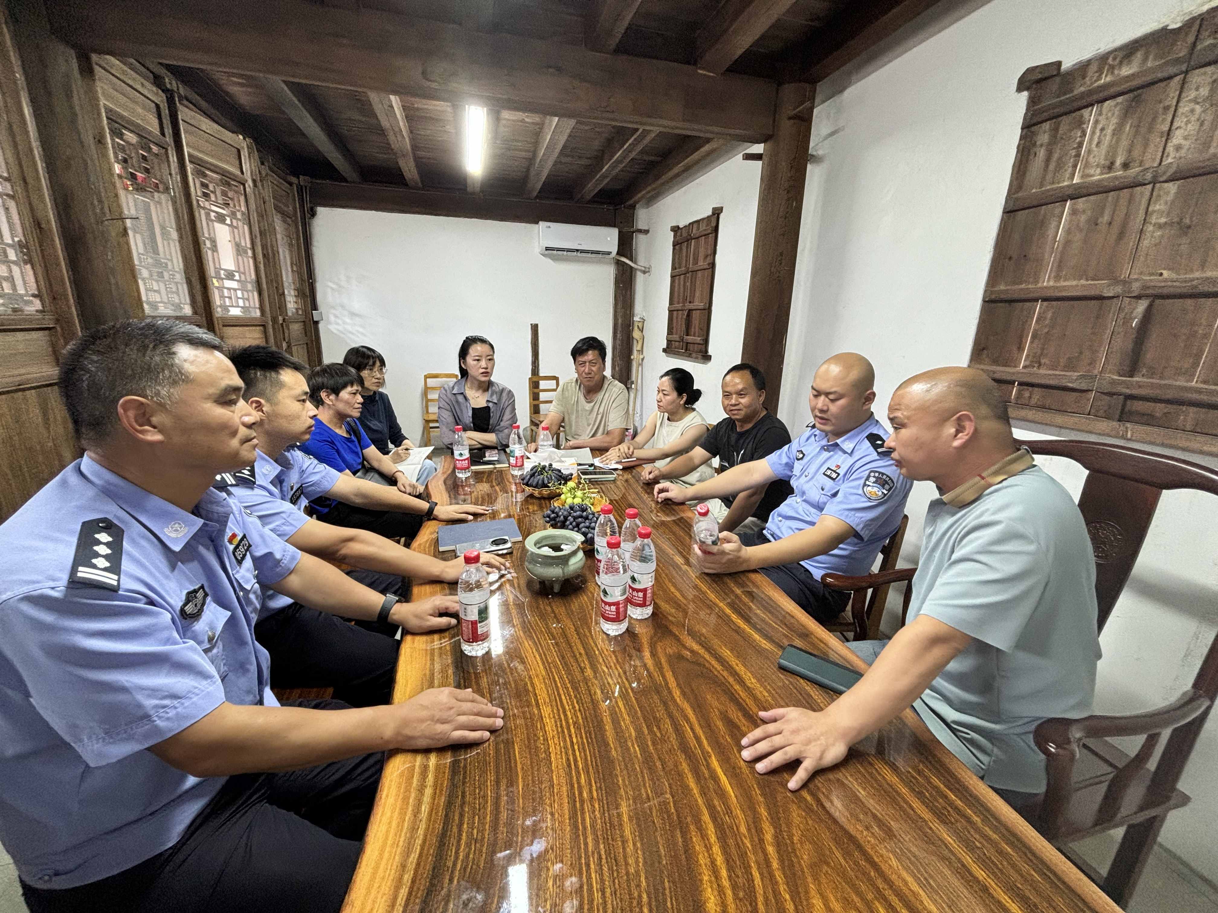 梅阿婆和施大姐纠纷调解成功.jpg 梅阿婆和施大姐纠纷调解成功.jpg