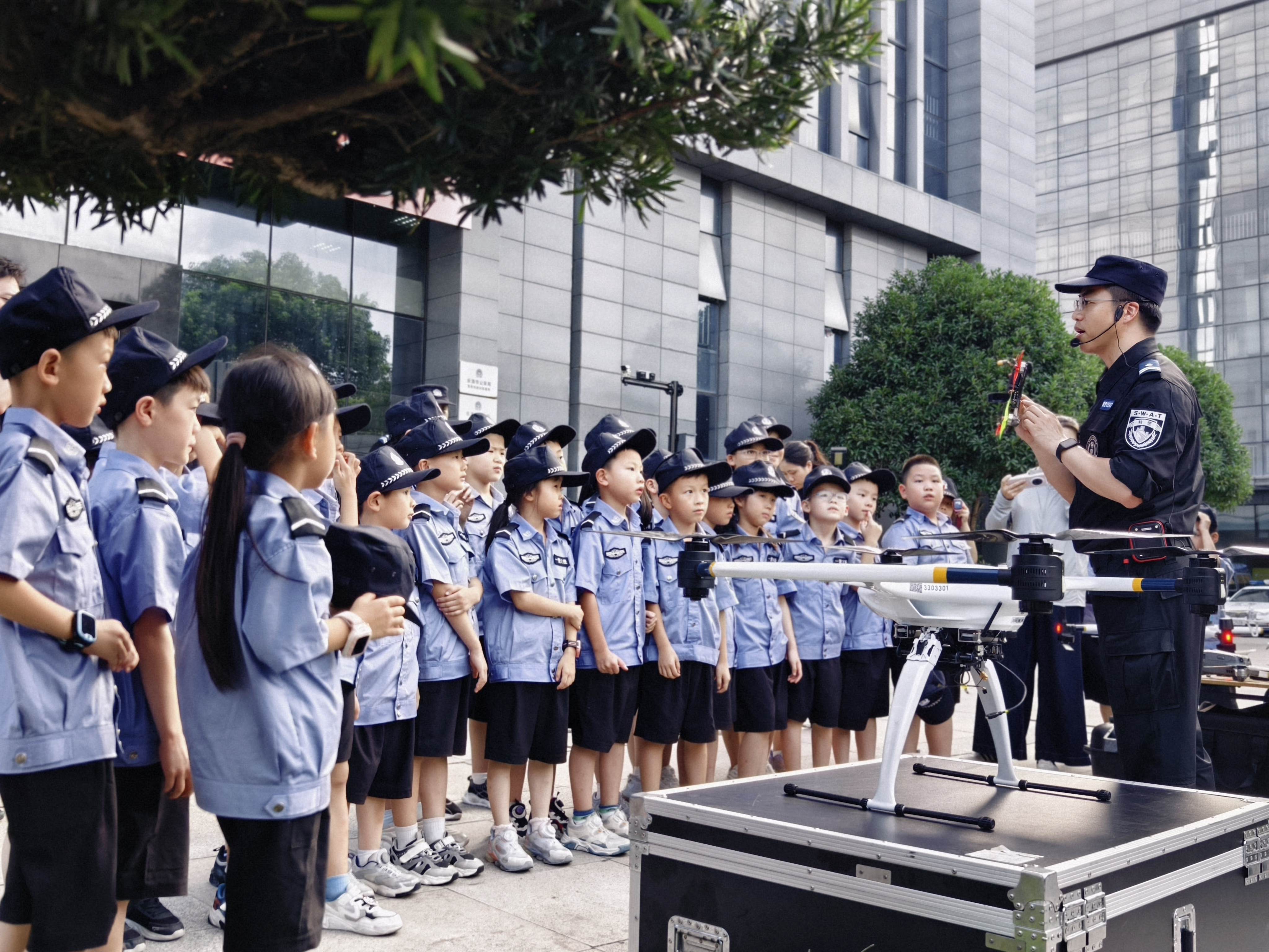 图为特警为警娃们讲解警用无人机。.jpg 图为特警为警娃们讲解警用无人机。.jpg