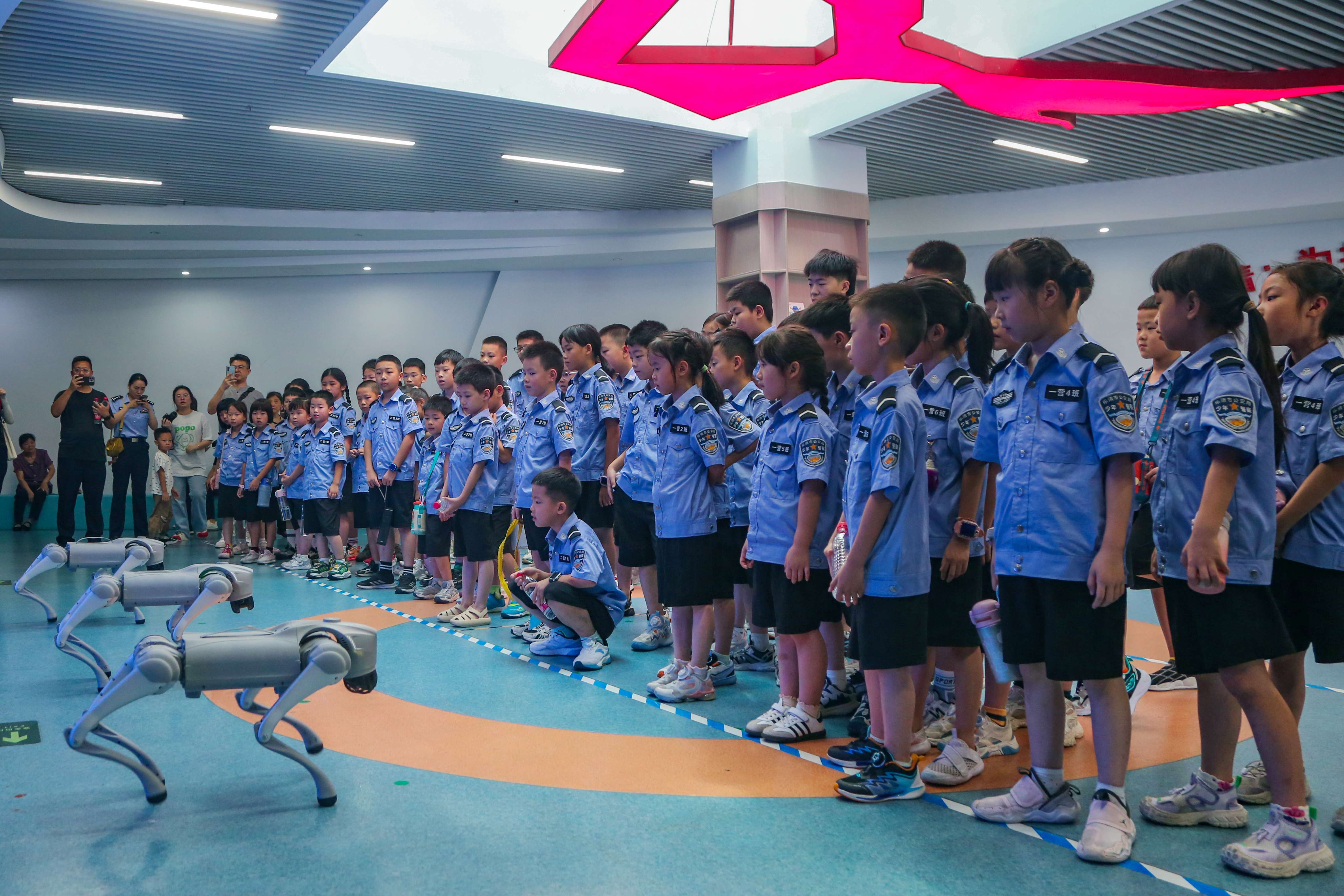图为警娃们在青少年宫体验科技魅力。.JPG
