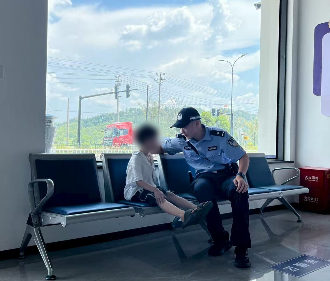 浙江永康：萌娃不慎走失 民警暖心帮助