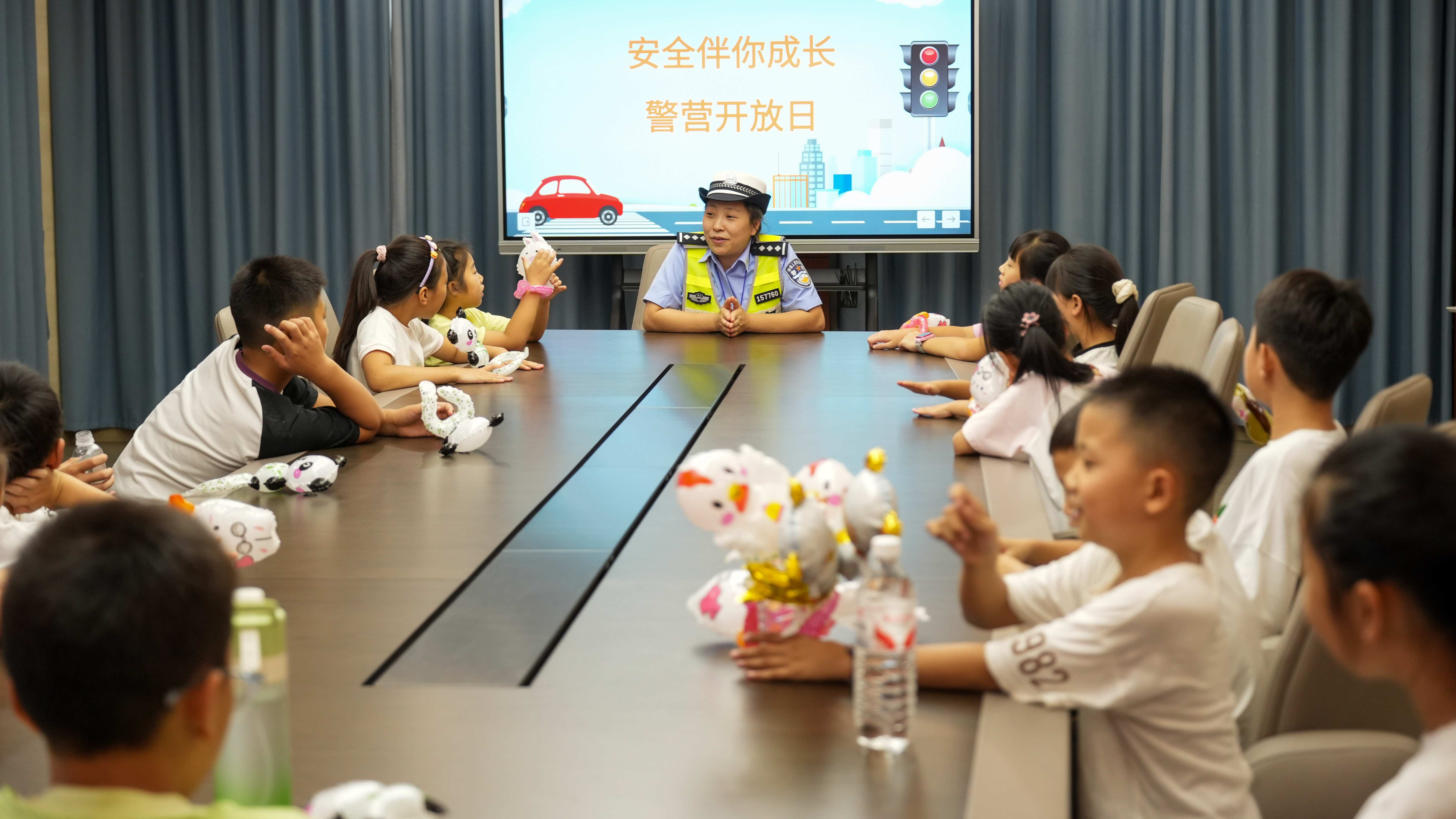图为8月26日上午，浙江省兰溪市公安局交警大队民警和警娃们面对面讲解交通安全知识。.JPG