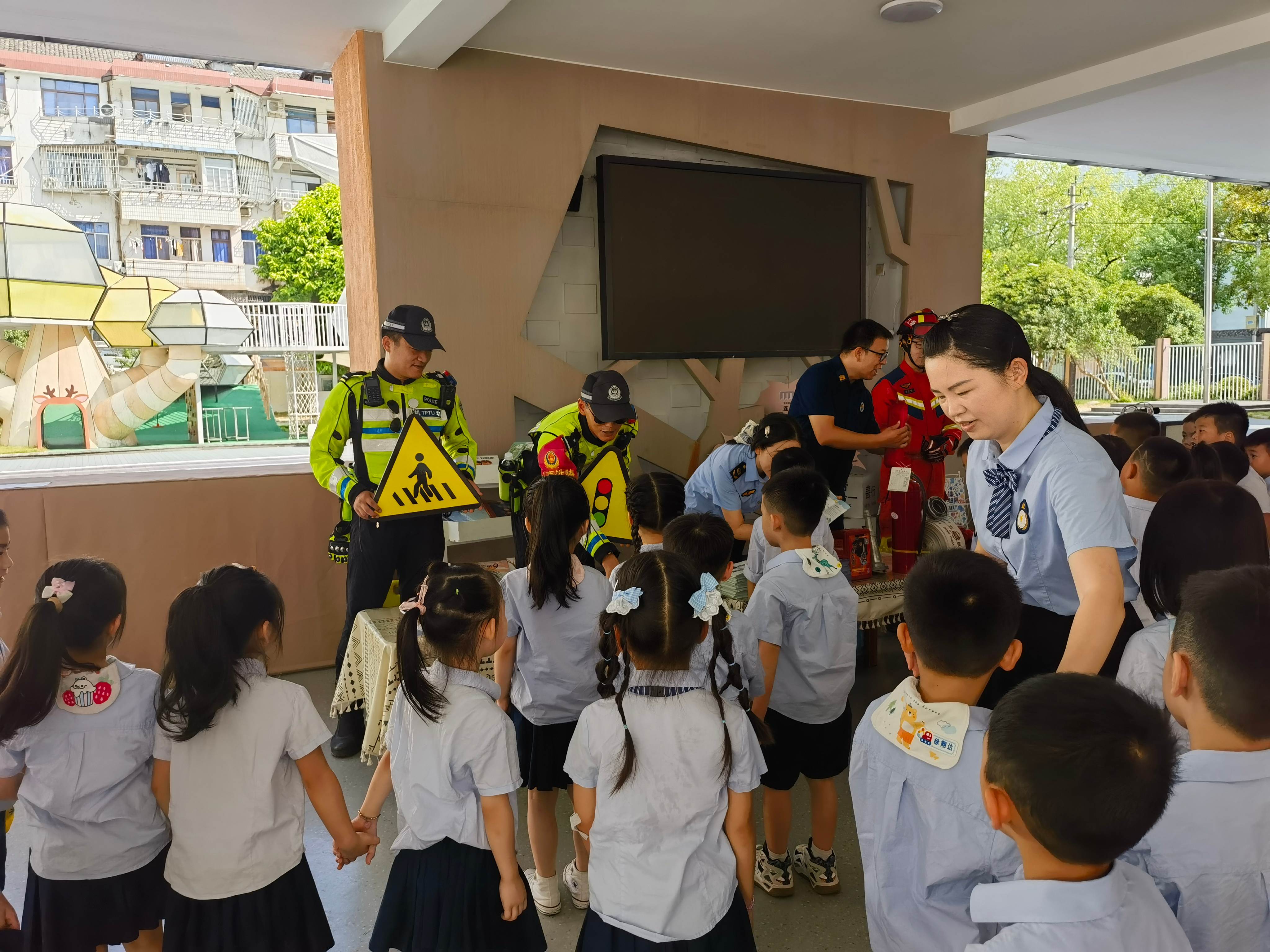 浙江永嘉：交警走进幼儿园带领萌娃学安全