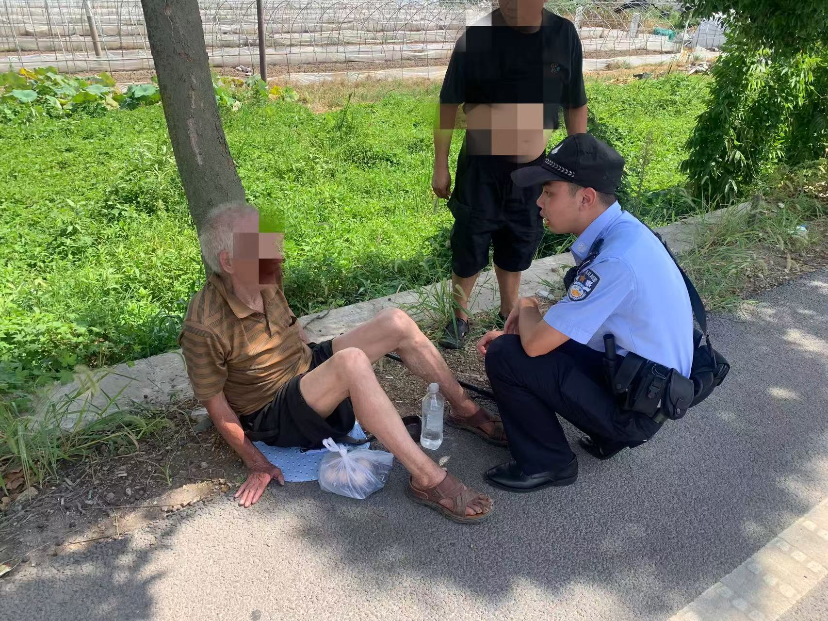 贾凌昊关心老人身体情况.jpg 贾凌昊关心老人身体情况.jpg
