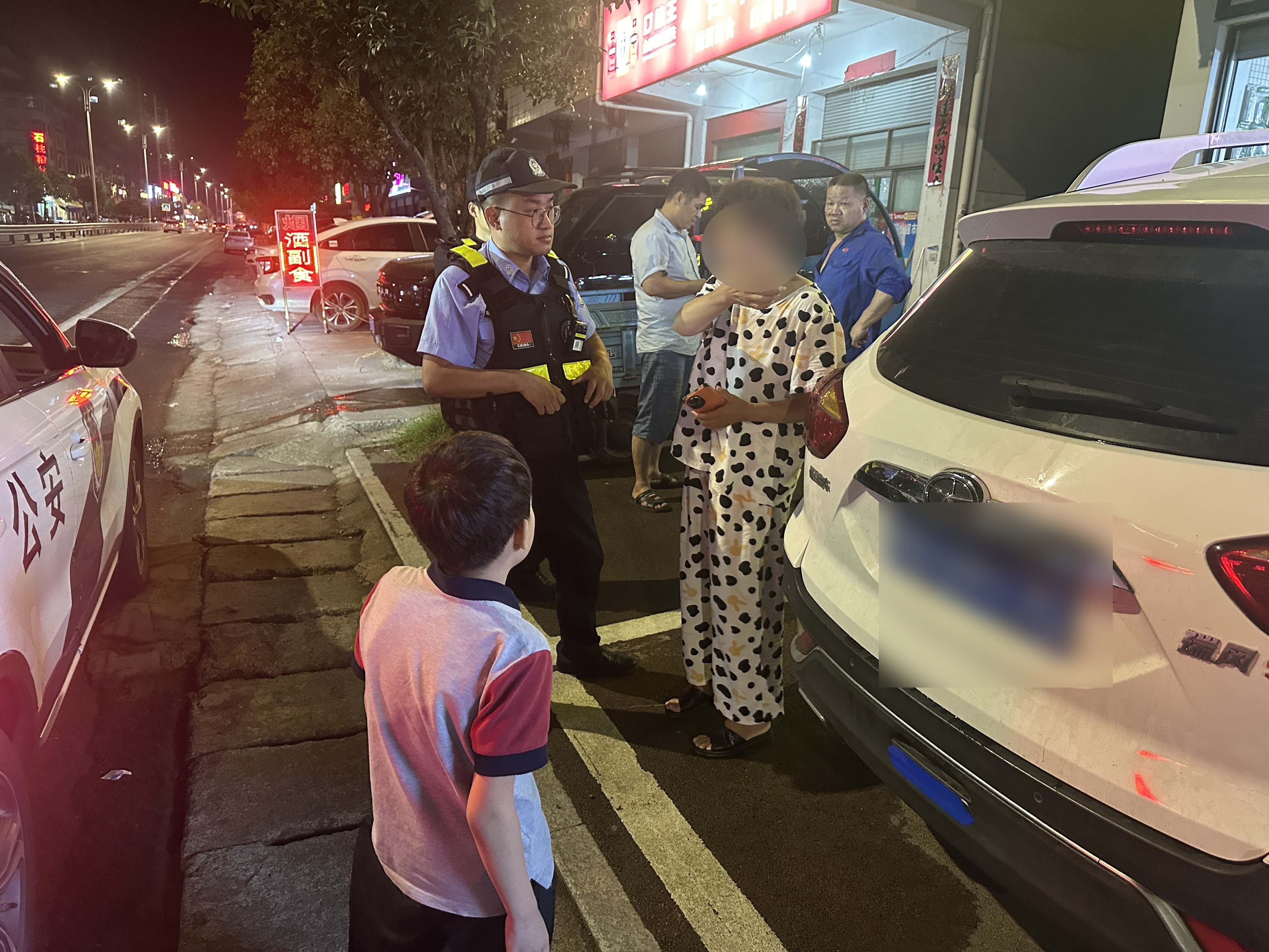 【放第三段后面】民警毛明通送走失小孩回家.jpg