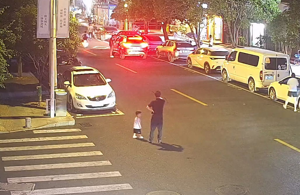 发现小男孩.jpg 发现小男孩.jpg