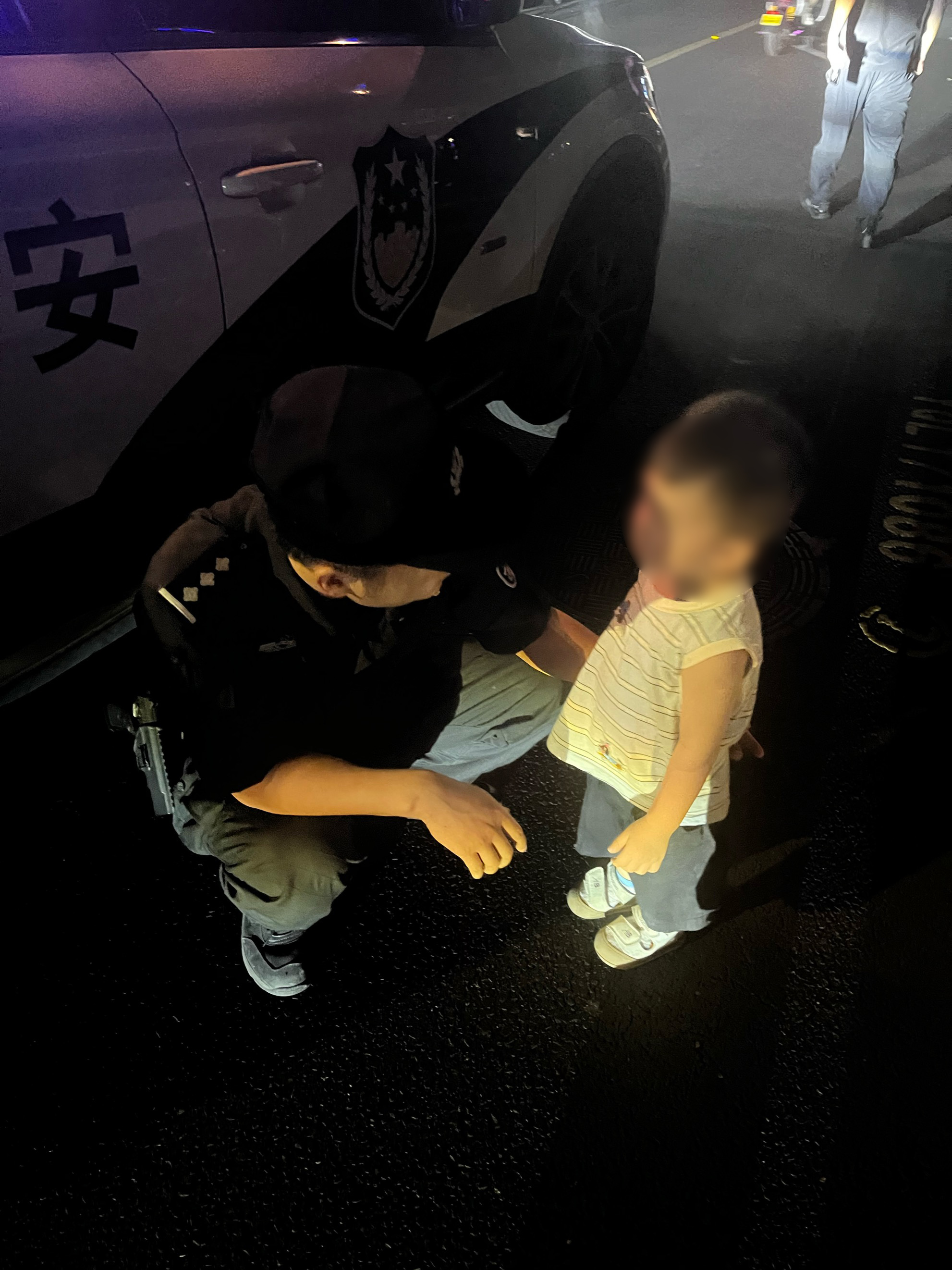 民警蹲下询问.jpg 民警蹲下询问.jpg