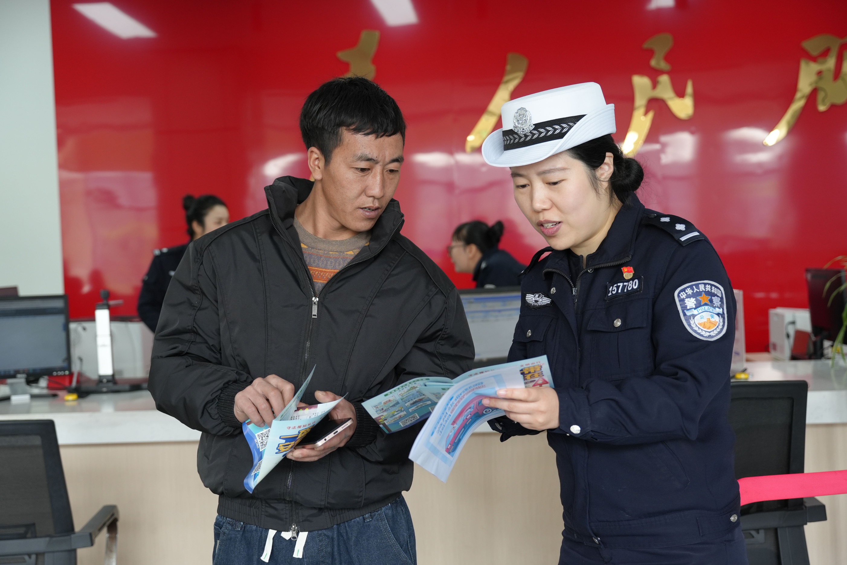 图为叶菁为办事群众讲解交通安全知识，面对面开展警示教育。.JPG