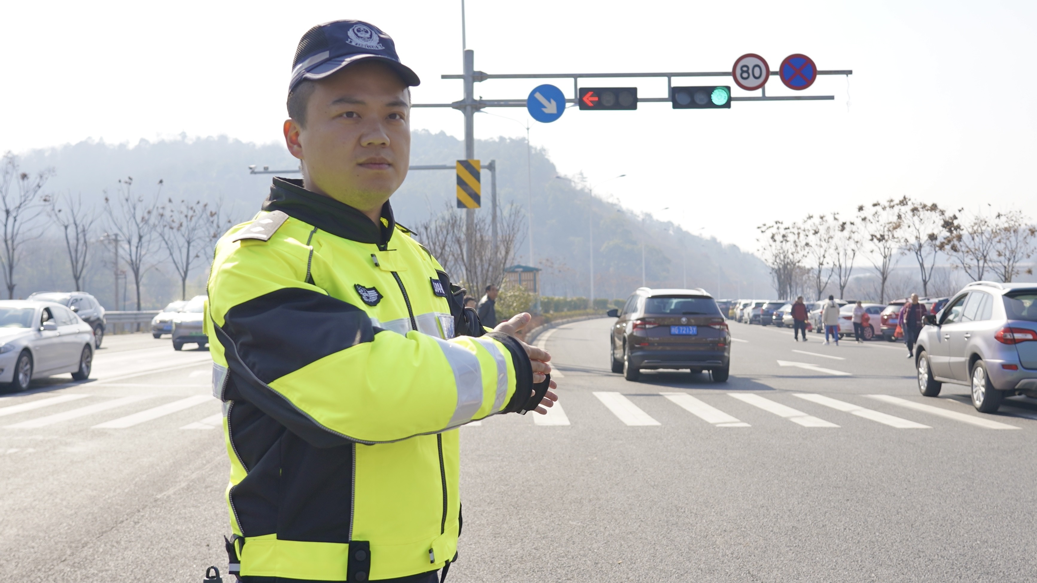 图为民警卢志康在易拥堵路段做好疏堵保畅工作.jpg