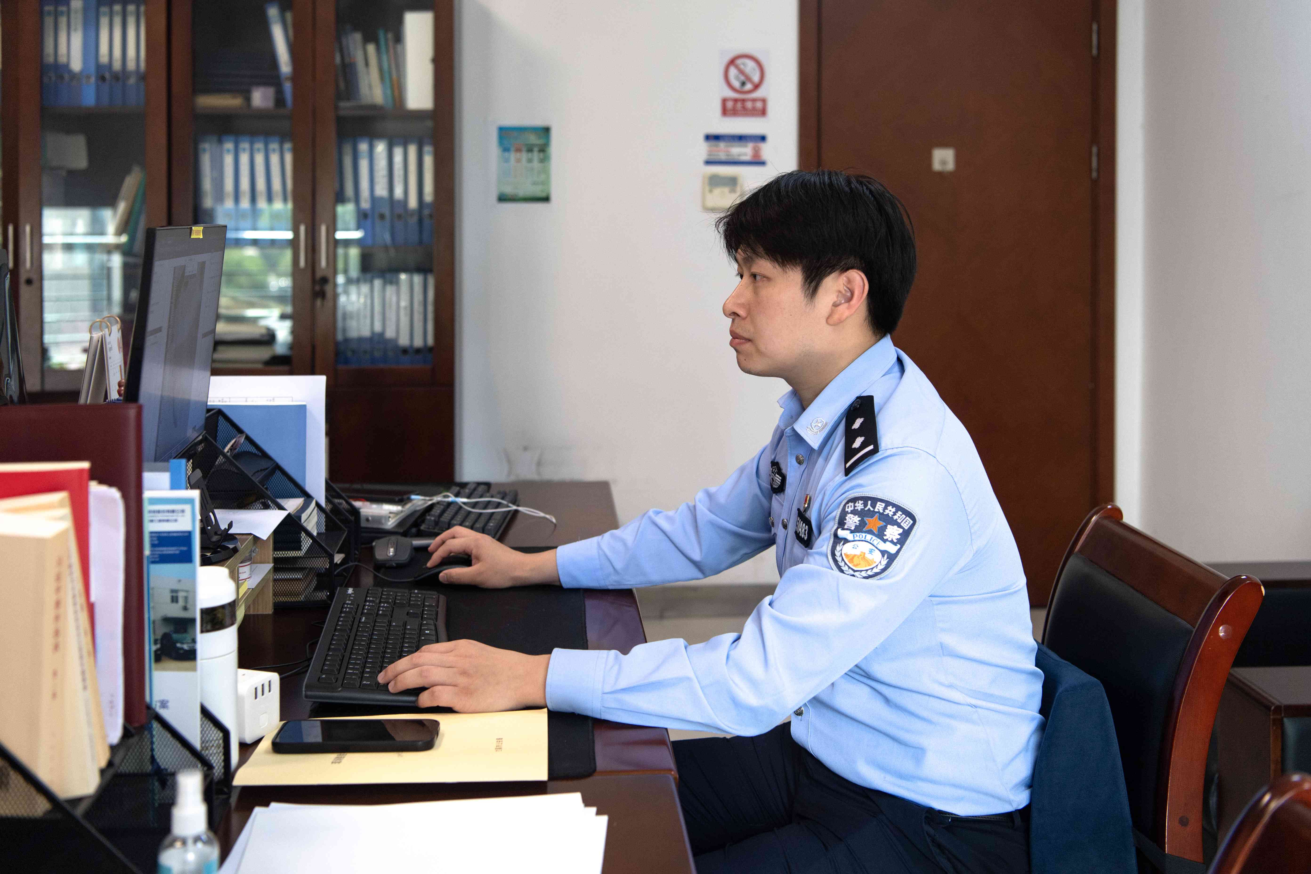 传统案件指纹线上勘验.jpg 传统案件指纹线上勘验.jpg