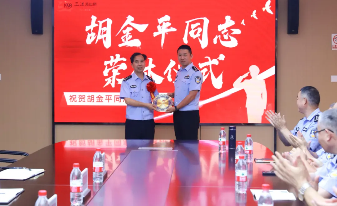 浙江金华：今天，他退休！