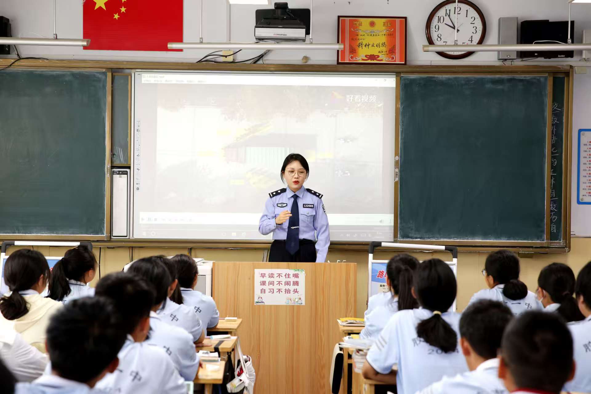 山东省青岛市公安局黄岛分局交警车管所：破难点 疏堵点 服务优