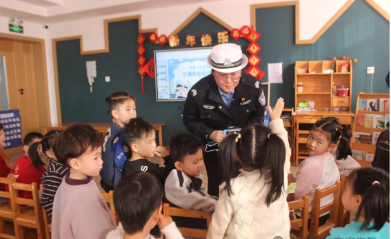 山东省潍坊市高密交警：“幼”见交警  安全“童”行