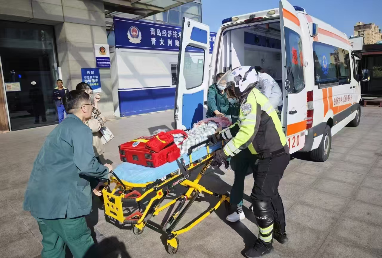 山东青岛：警医联动 跑出急救“速度”与“温情”